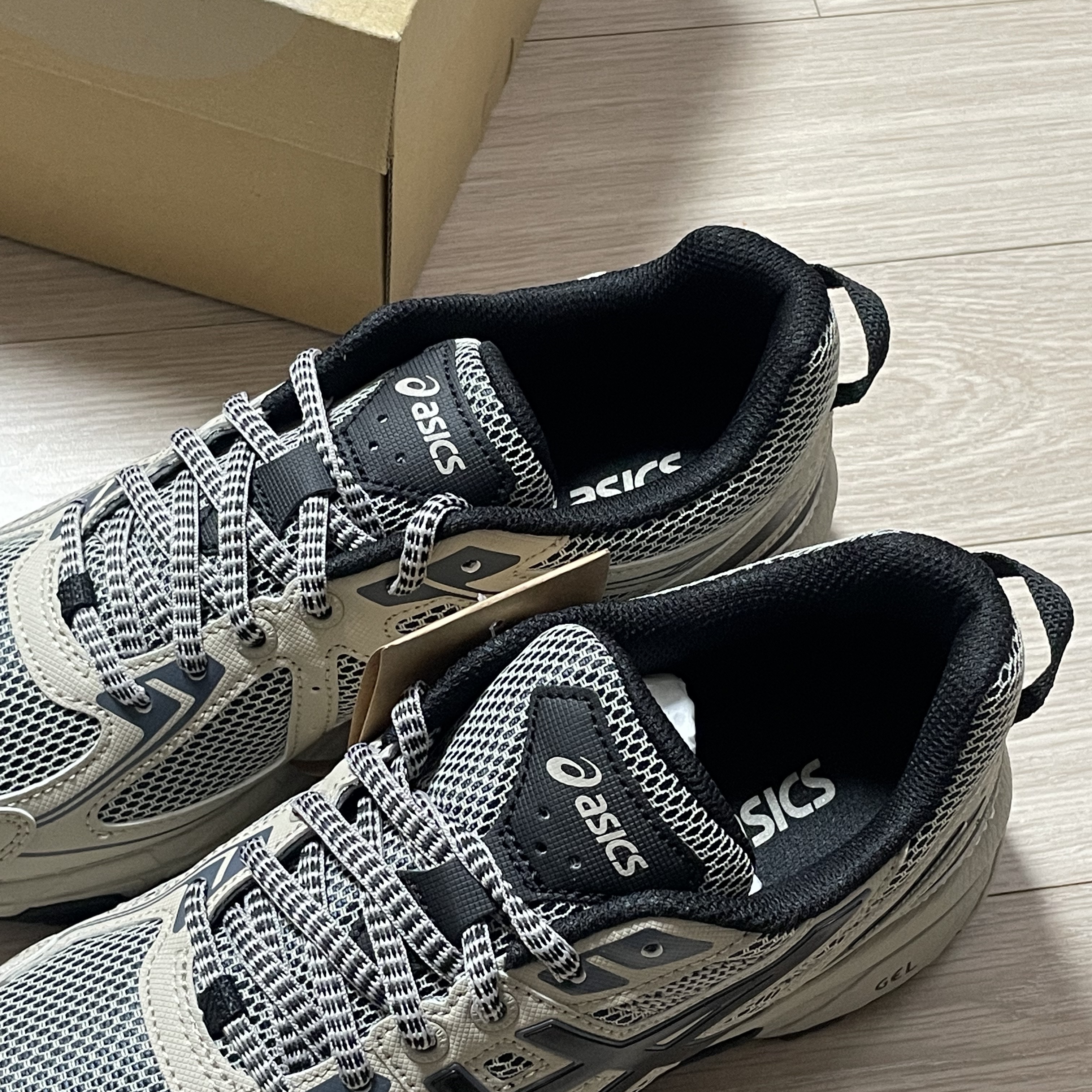 Asics Gel-Venture 6 Feather Grey Black 착용 스타일 - 3