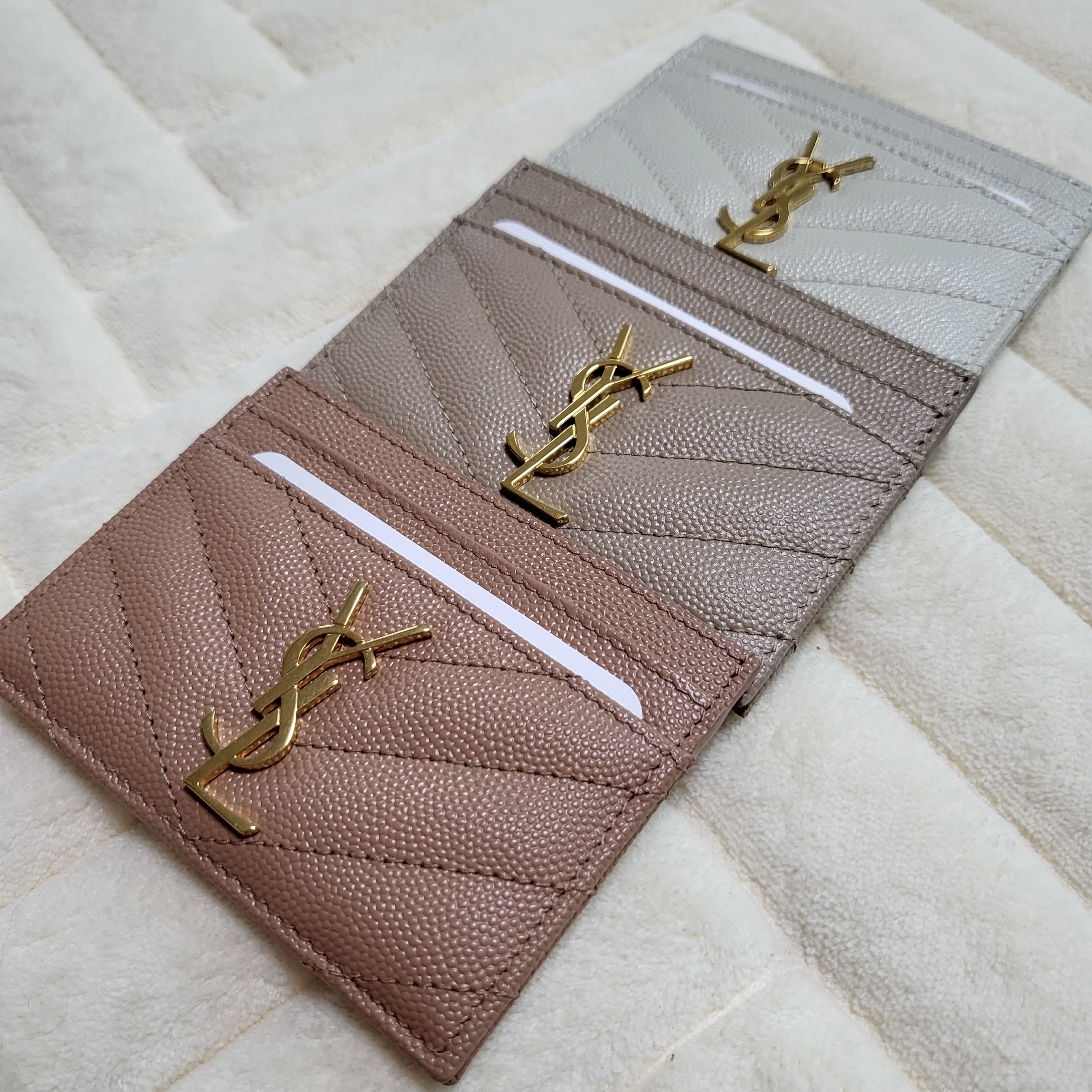 Saint Laurent Cassandre Matelasse Card Case in Grain De Poudre Embossed Leather Dark Beige, Saint Laurent Cassandre Matelasse Card Case in Grain de Poudre Embossed Leather Vintage Peach 착용 스타일