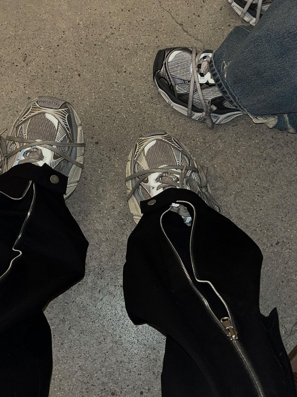 Balenciaga 3XL Sneakers Light Beige, [KREAM 단독] AOP Tetsdo 6 Rail Cargo Pants Black 착용 스타일