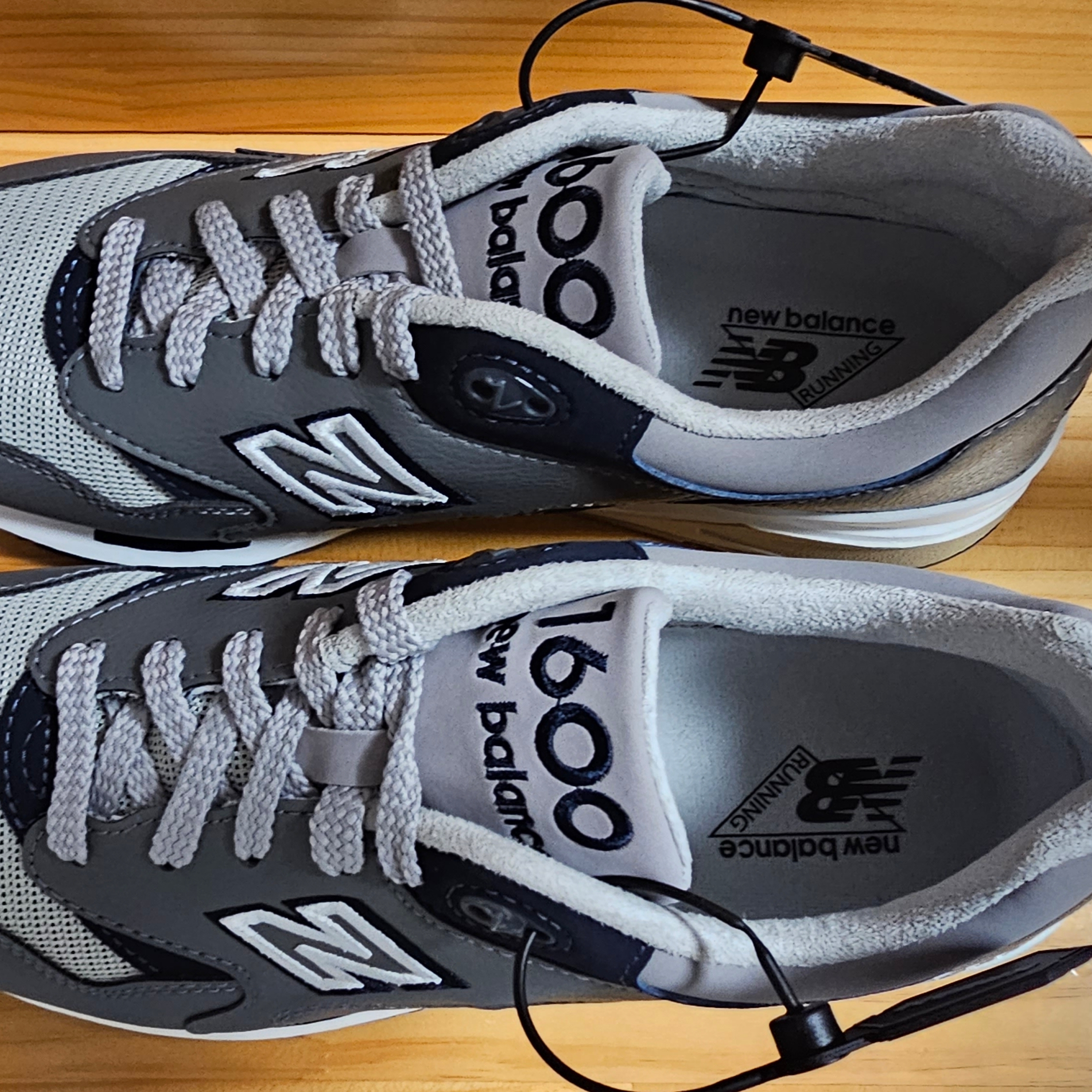 New Balance 1600 Legacy Grey 착용 스타일 - 2