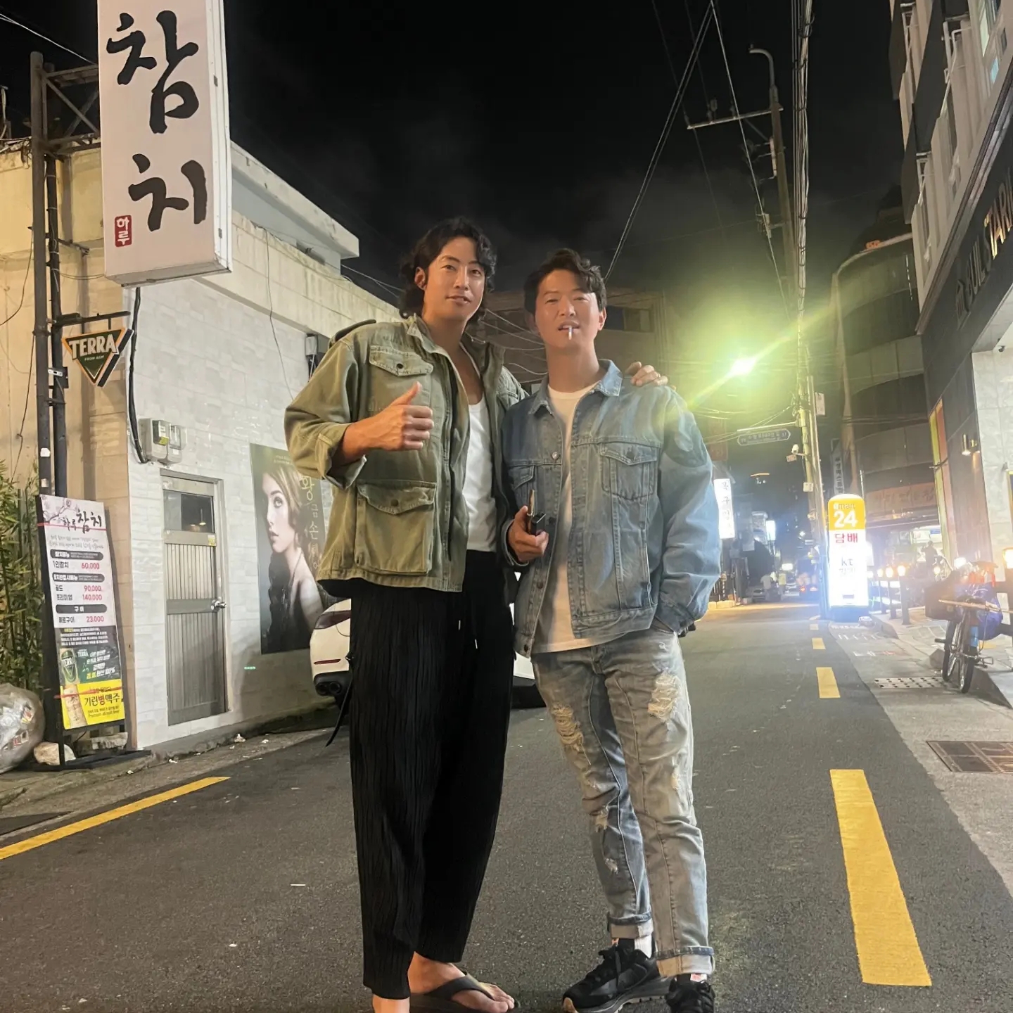 Supreme Inset Logo Denim Trucker Jacket Washed Blue - 22SS 착용 스타일 - 1