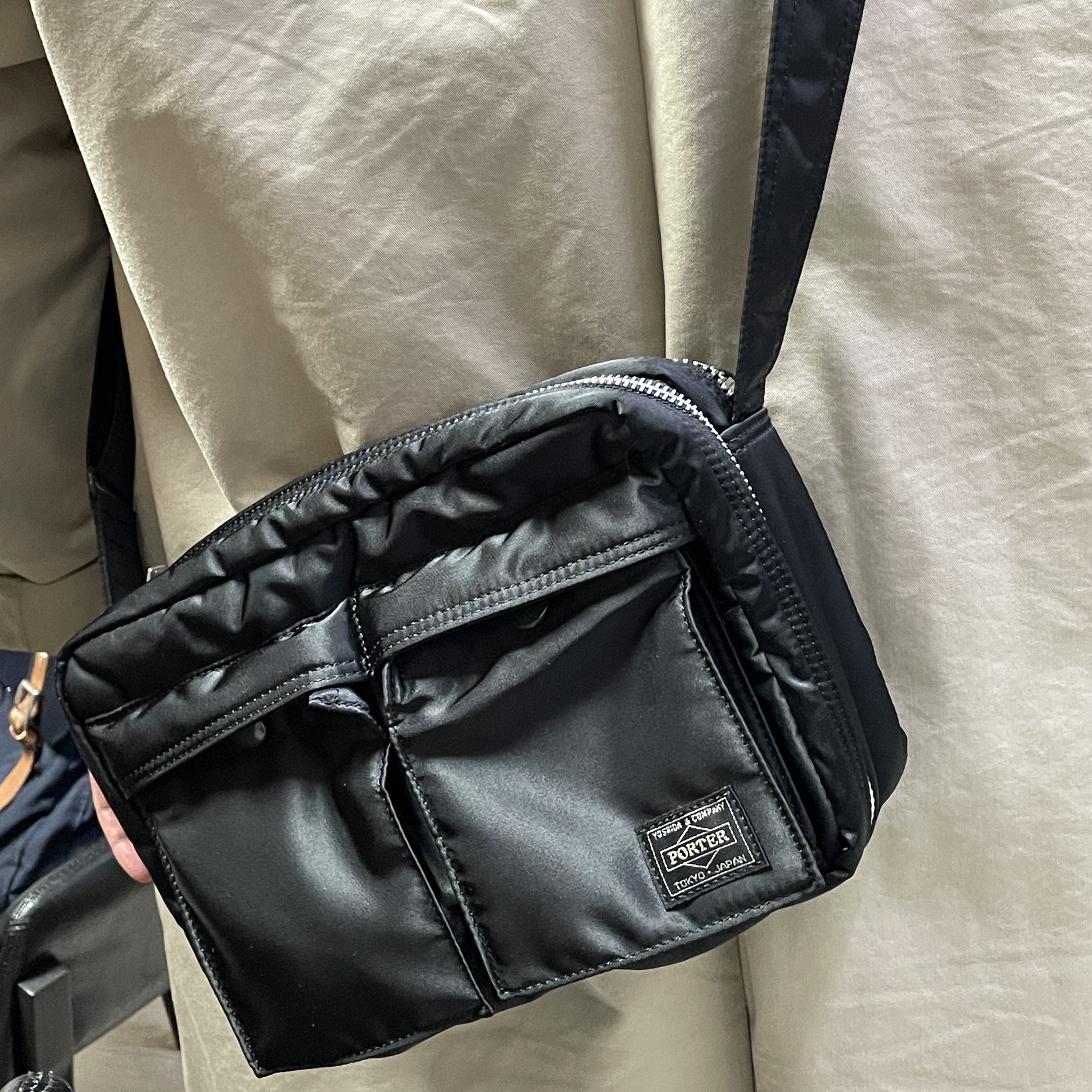 Porter Tanker Shoulder Bag S Black 착용 스타일 - 1