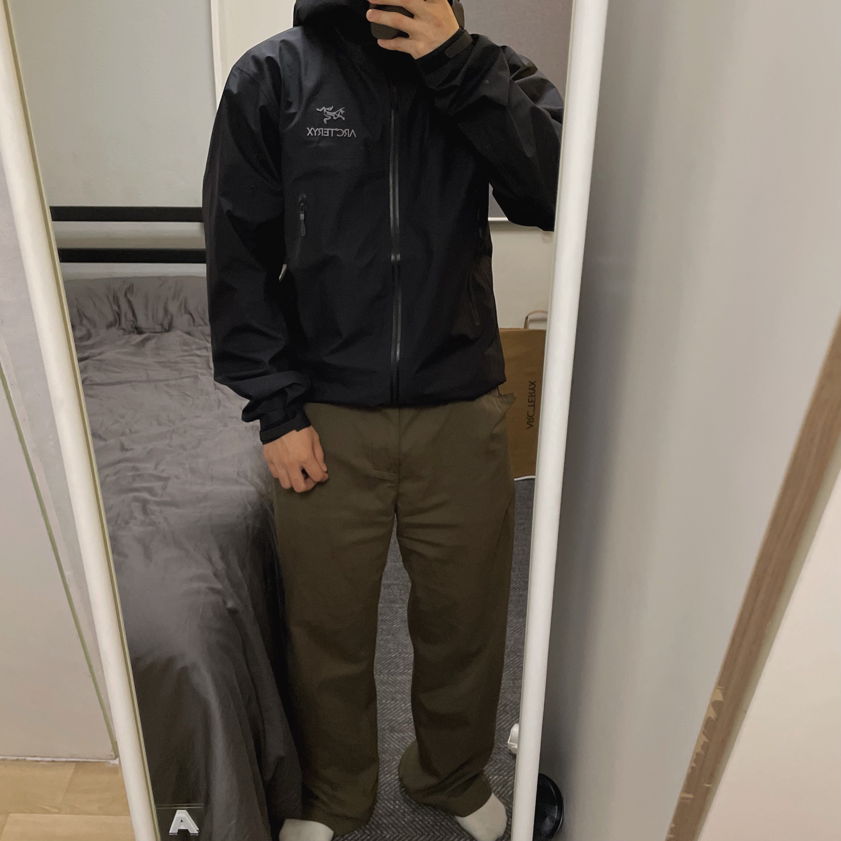 Arc'teryx Beta Jacket Black 착용 스타일 - 2