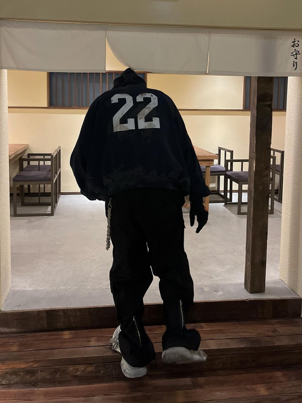[KREAM 단독] AOP Tetsdo 6 Rail Cargo Pants Black, Balenciaga 3XL Sneakers Light Beige 착용 스타일 - 3