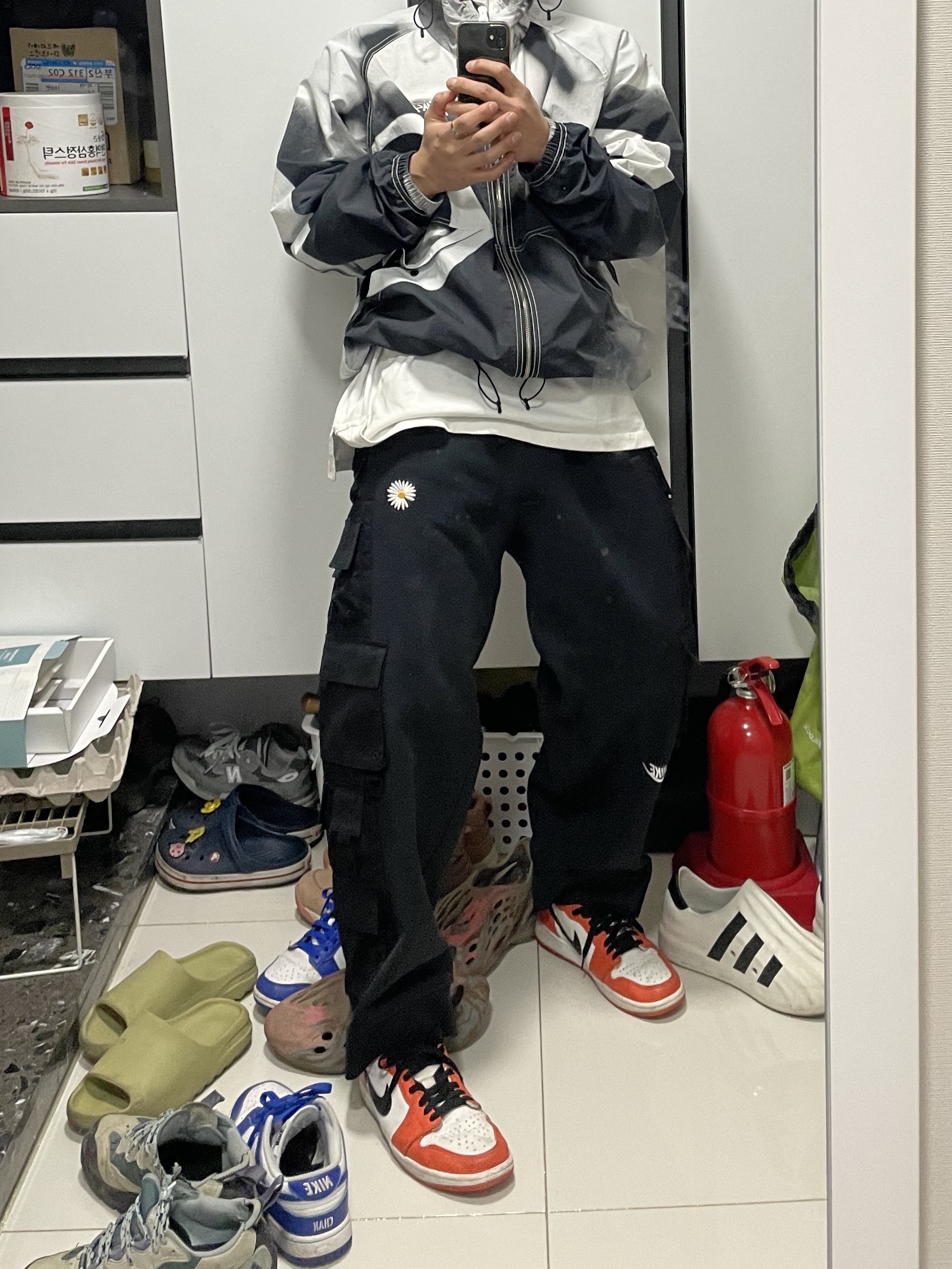 Nike x Peaceminusone Wide Pants Black (DR0096-010), Stussy 8 Ball Beach Shell Jacket Greyscale 착용 스타일