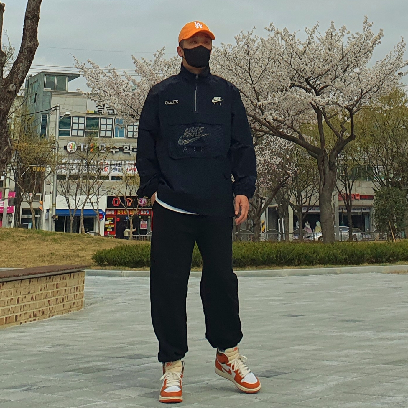 (W) Jordan 1 Retro High OG Starfish, Nike Woven Lined Jacket Iron Ore Phantom Black - Asia 착용 스타일 - 1