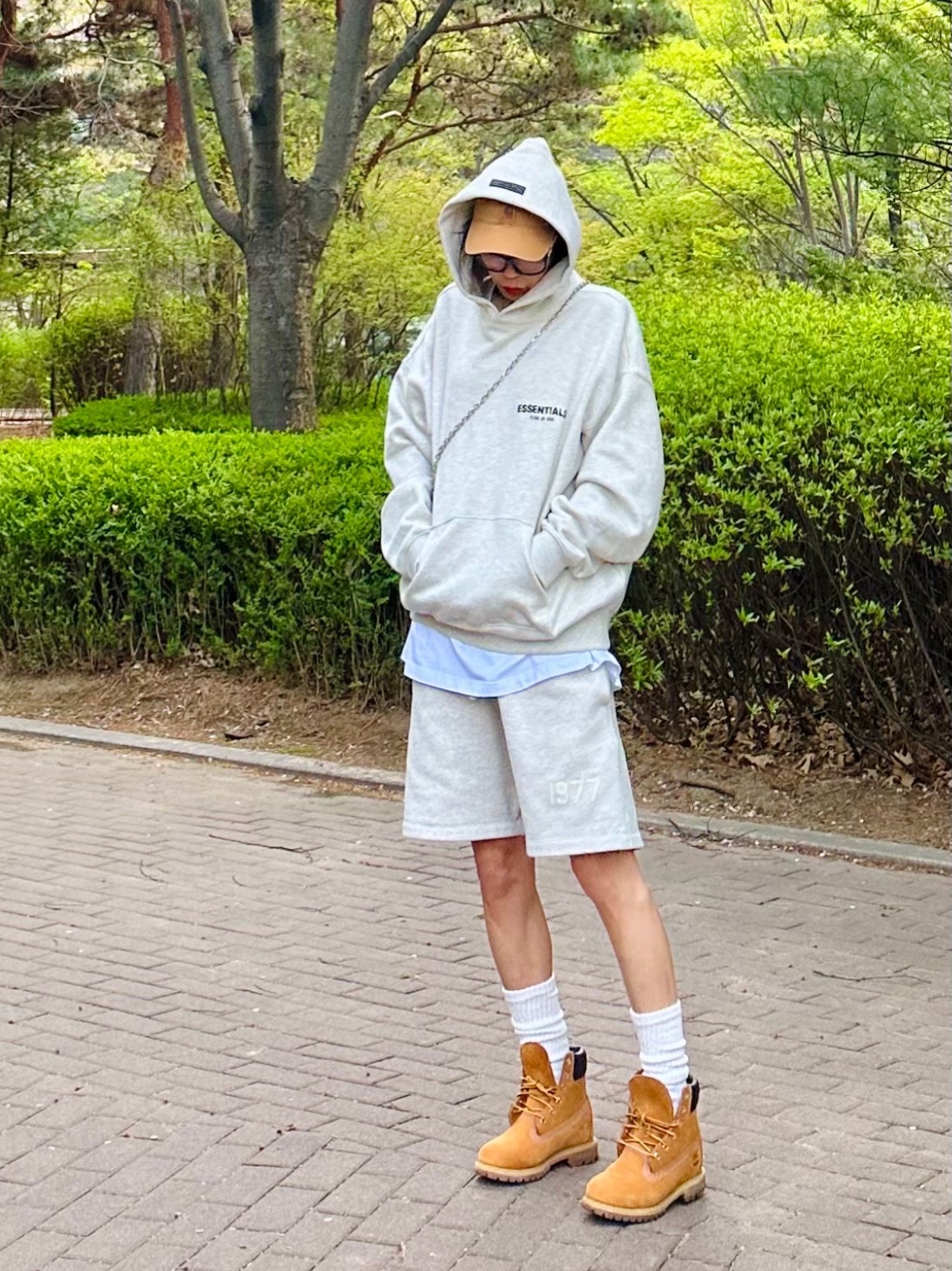 Essentials 1977 Shorts Light Oatmeal - 22SS, Essentials The Core Collection Hoodie Light Oatmeal 착용 스타일 - 1