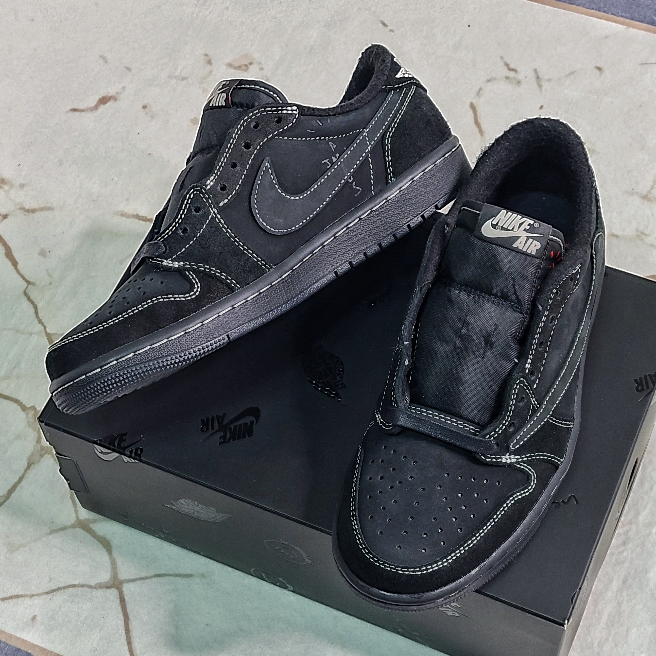 Jordan 1 x Travis Scott Retro Low OG SP Black Phantom 착용 스타일 - 1