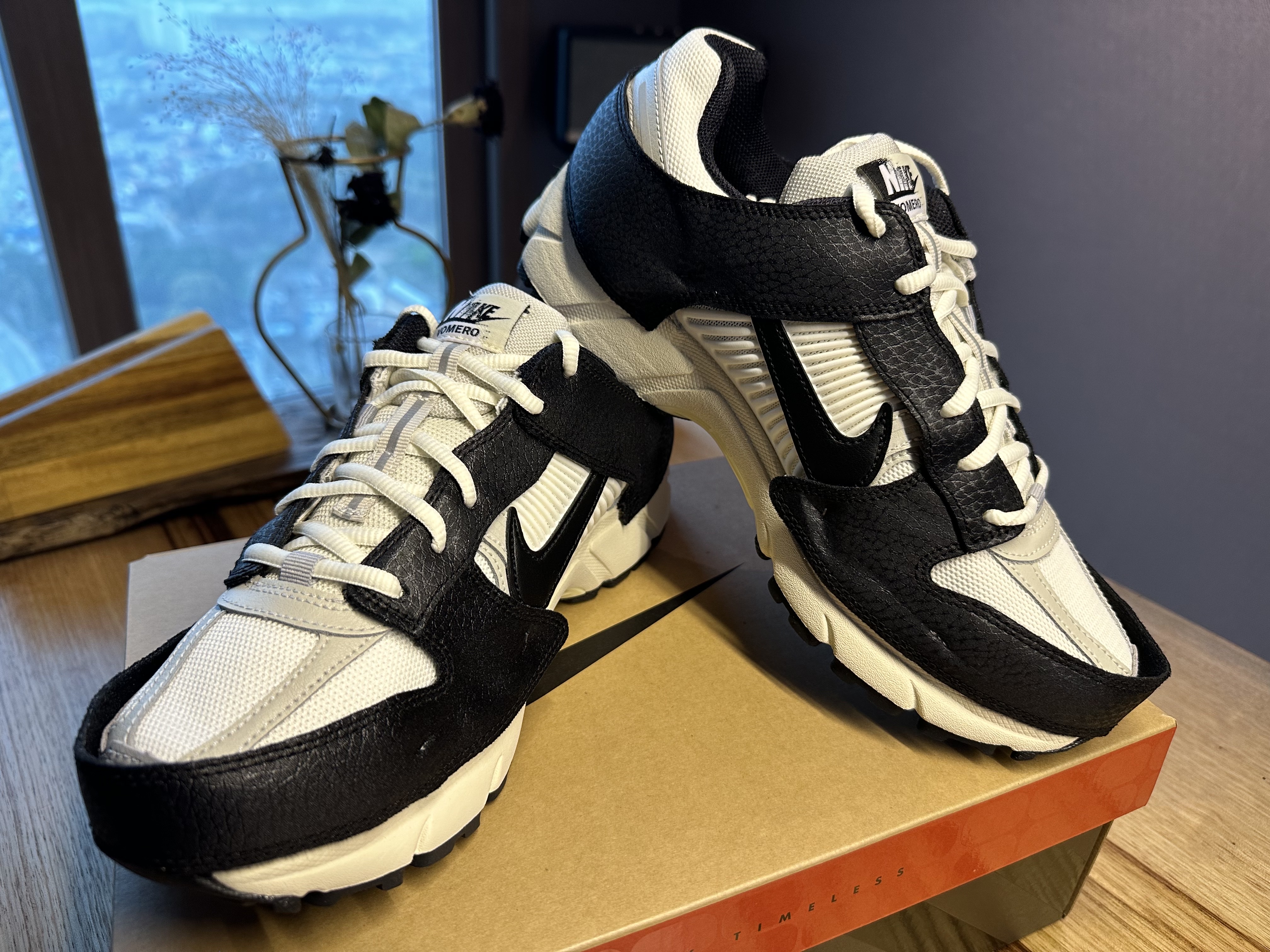 (W) Nike Zoom Vomero 5 Wolf Grey and Black 착용 스타일 - 1