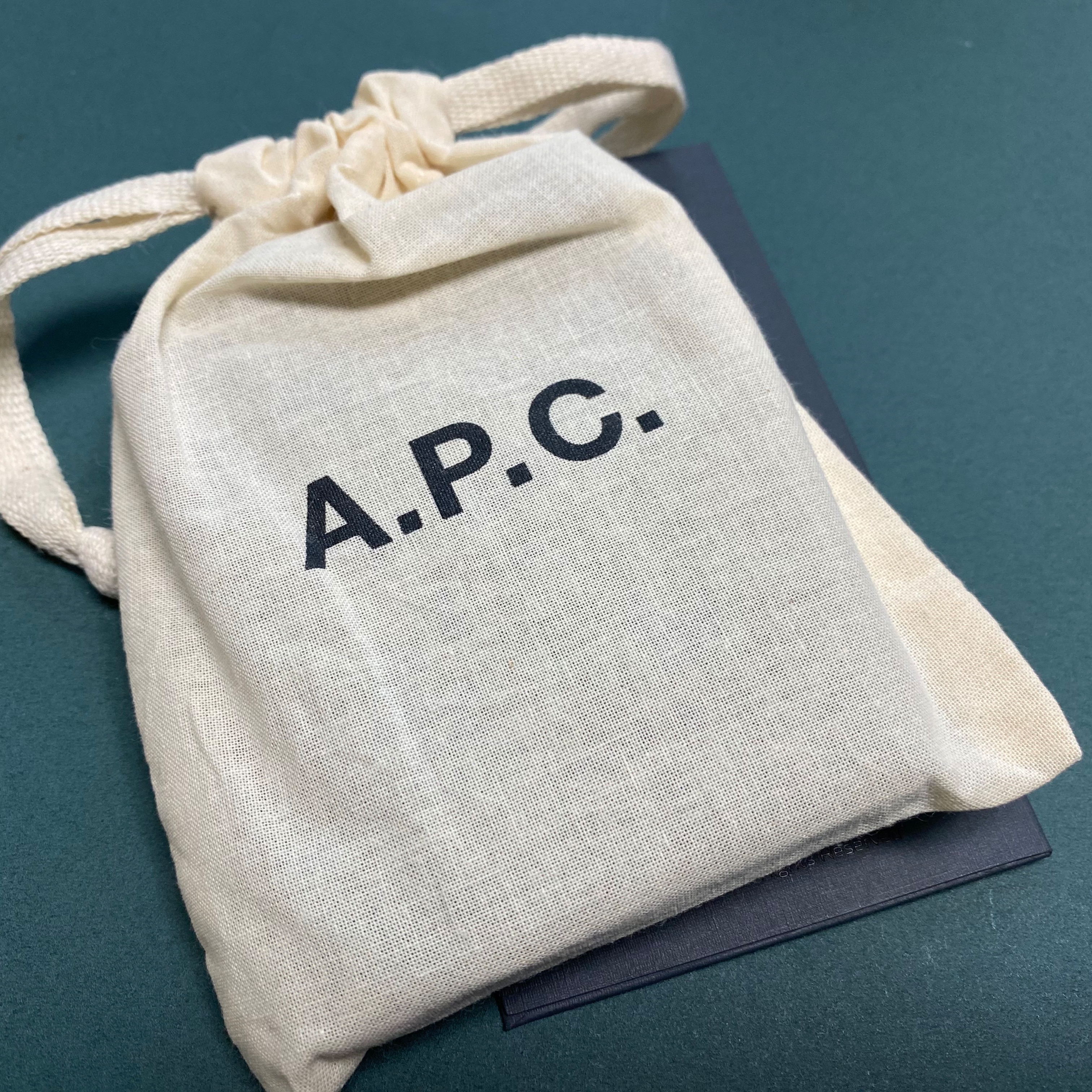A.P.C. Josh Coin Purse Black 착용 스타일 - 1