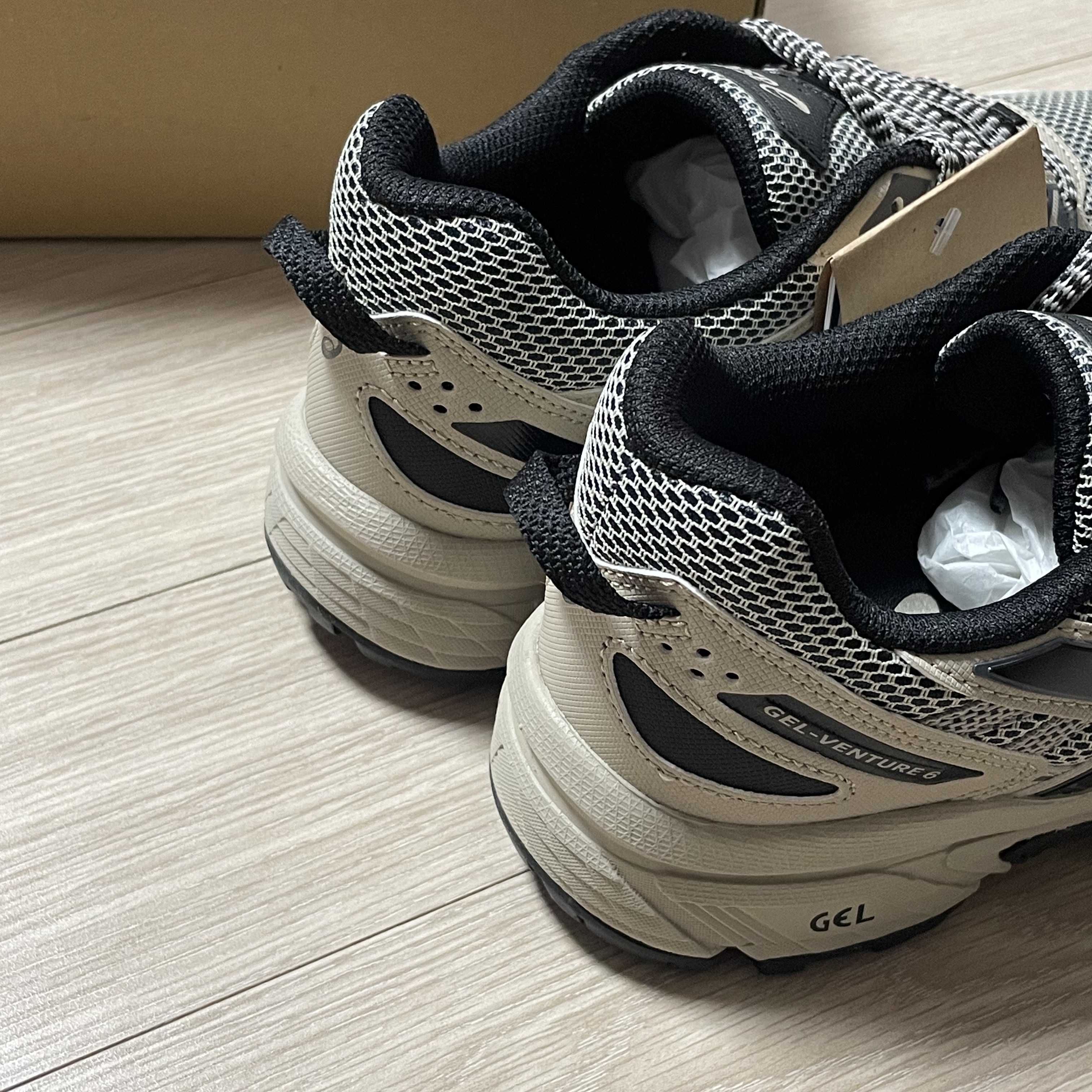 Asics Gel-Venture 6 Feather Grey Black 착용 스타일 - 4