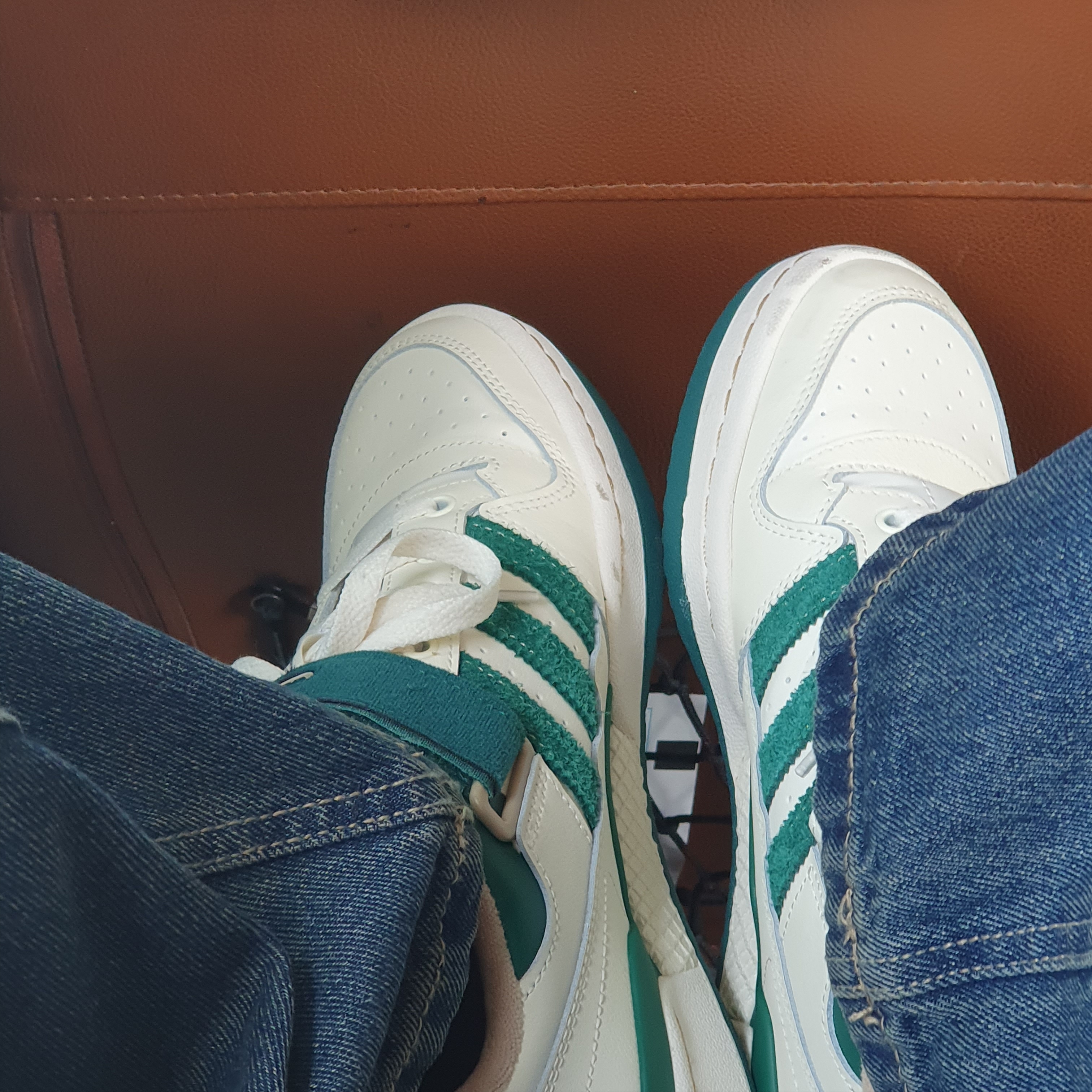 Adidas Forum Low Cloud White Collegiate Green 착용 스타일 - 2