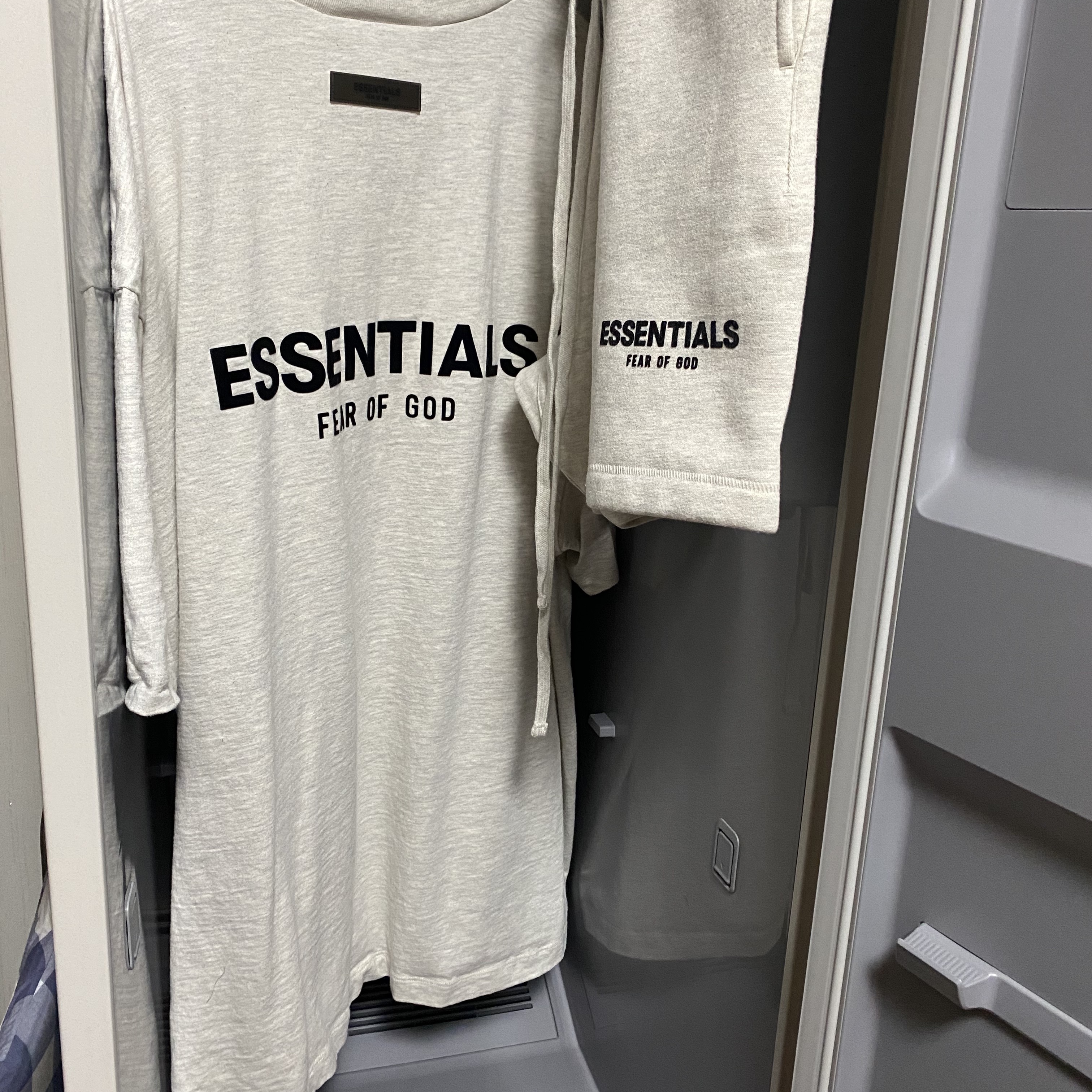 Essentials The Core Collection T-Shirt Light Oatmeal, Essentials The Core Collection Sweatshorts Light Oatmeal 착용 스타일