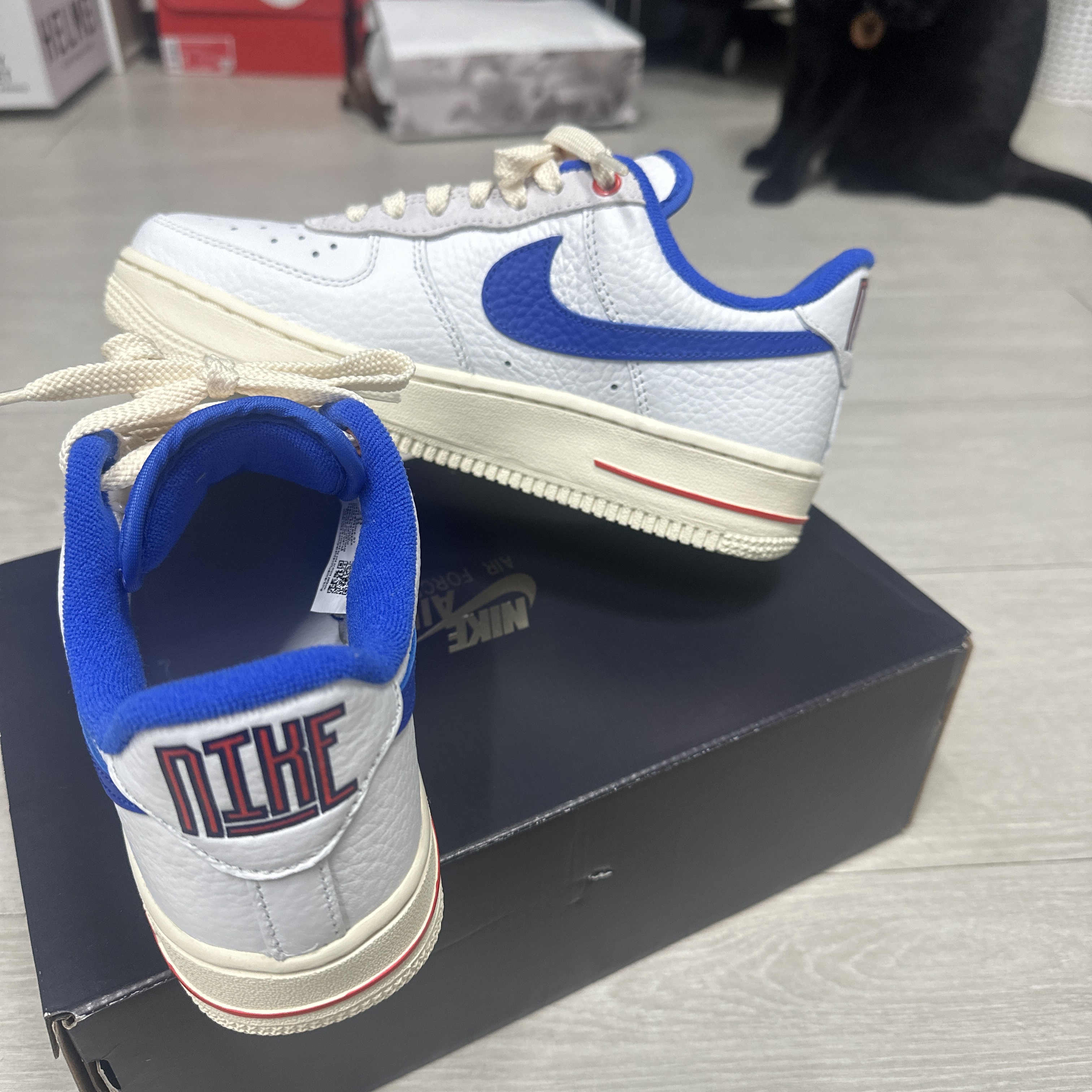 (W) Nike Air Force 1 '07 LX University Blue and Summit White 착용 스타일 - 2