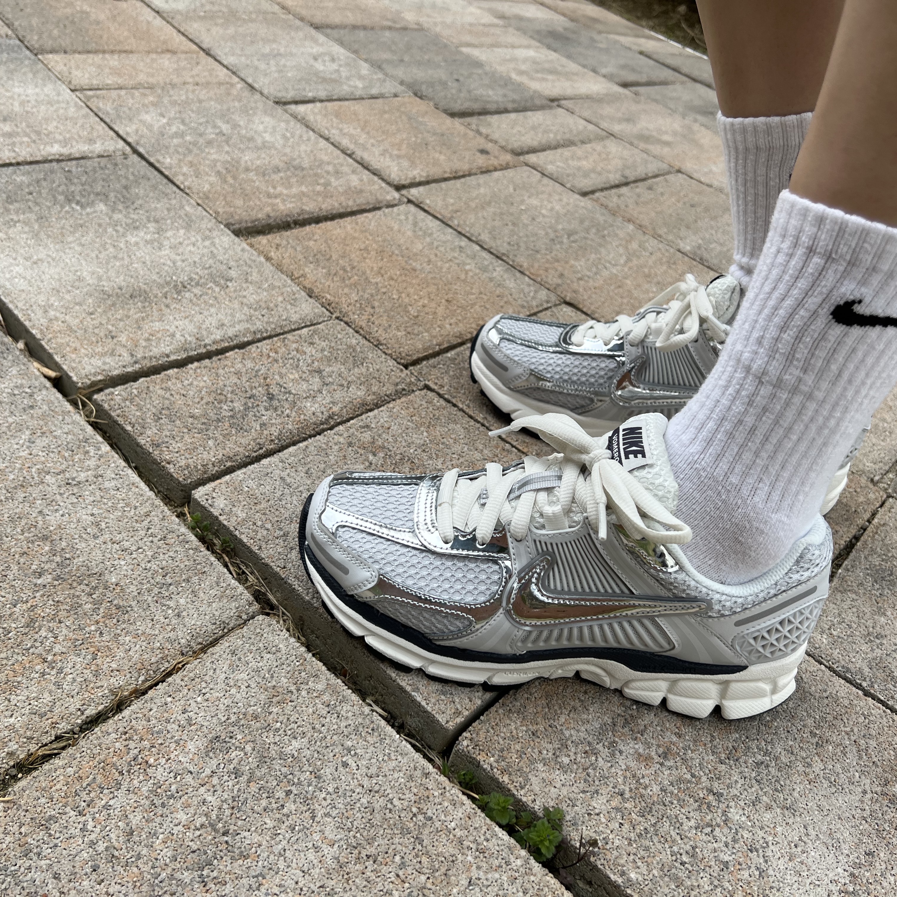 (W) Nike Zoom Vomero 5 Photon Dust and Metallic Silver 착용 스타일 - 2