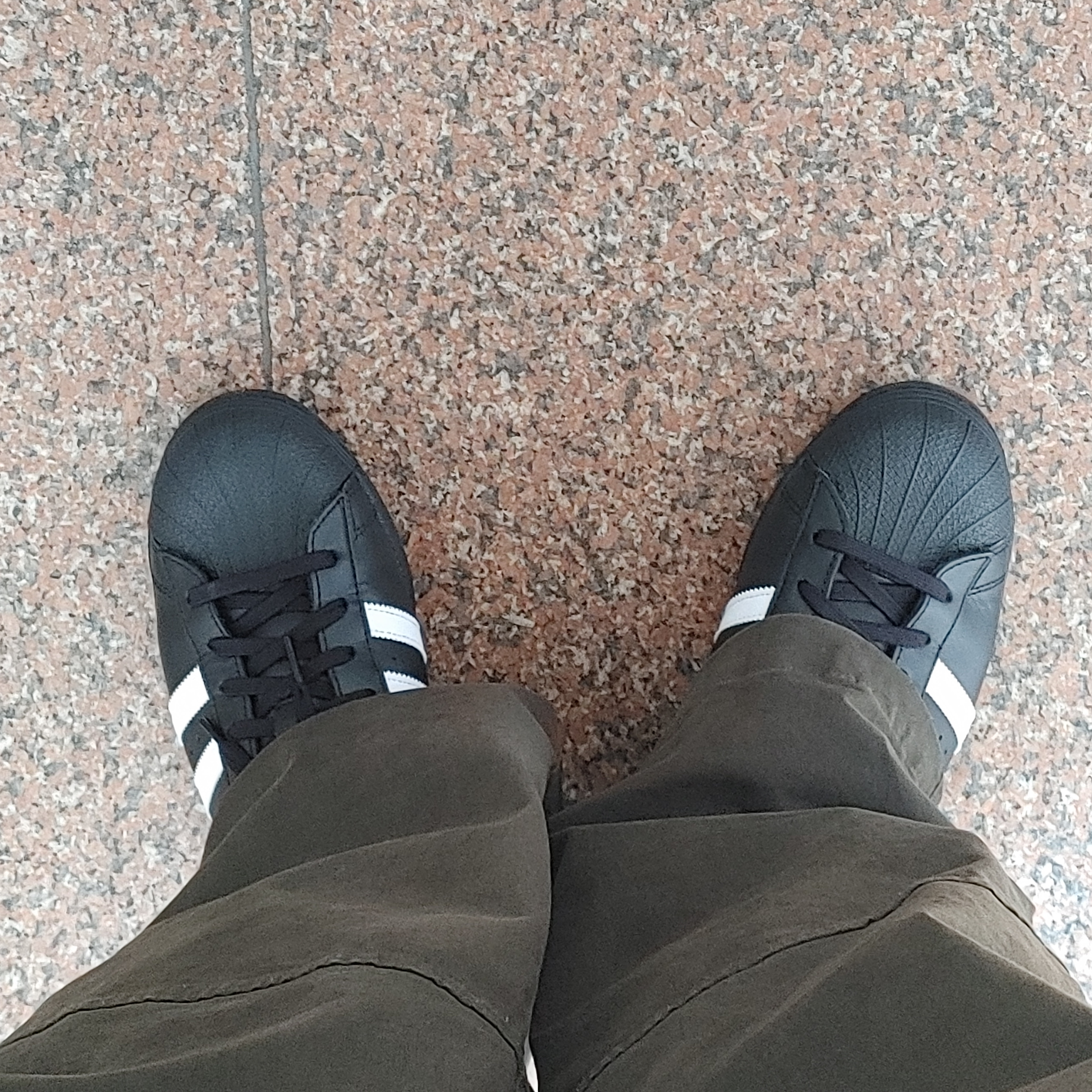 Adidas Superstar Core Black White 착용 스타일 - 2