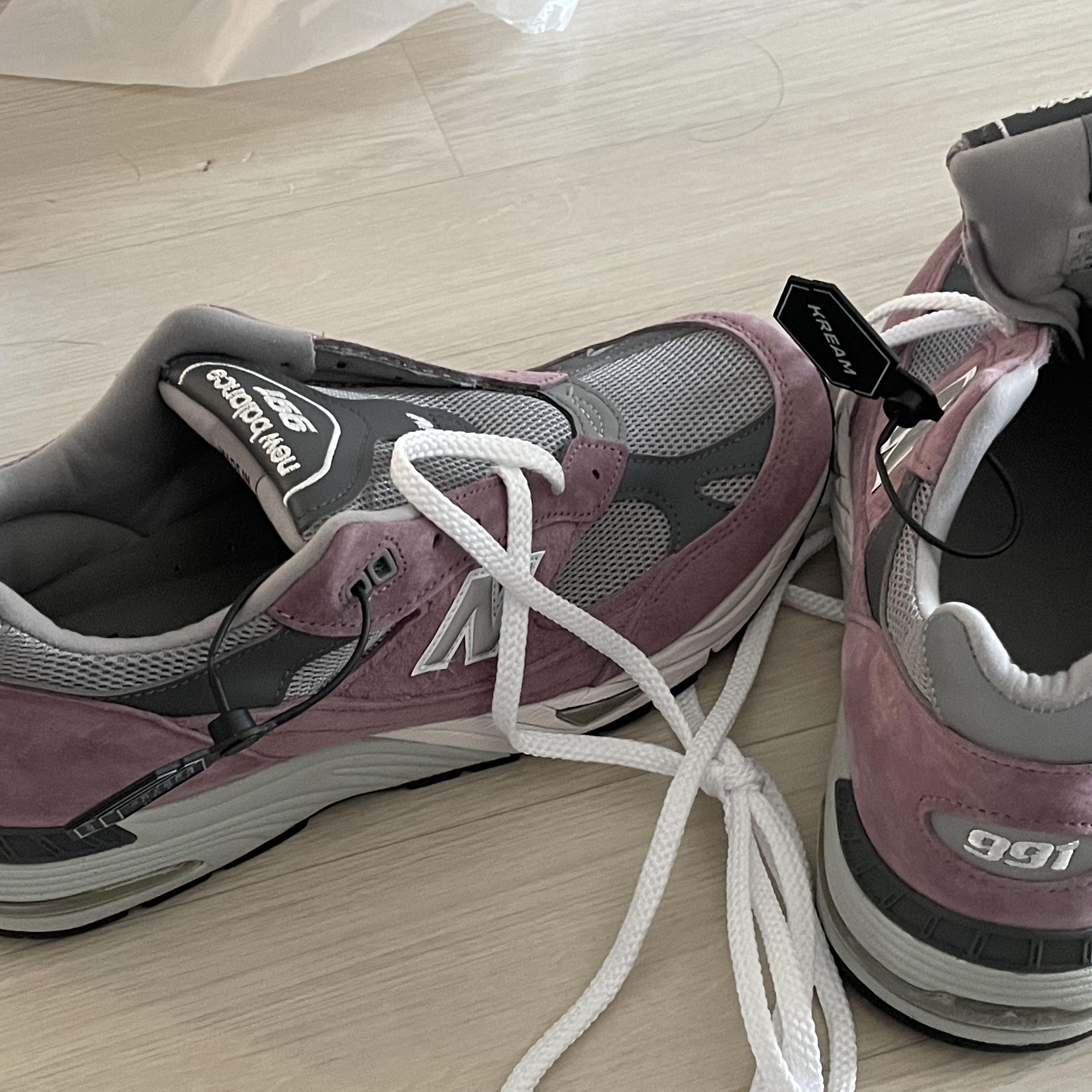 New Balance 991 Made in UK Pink Grey 착용 스타일 - 2