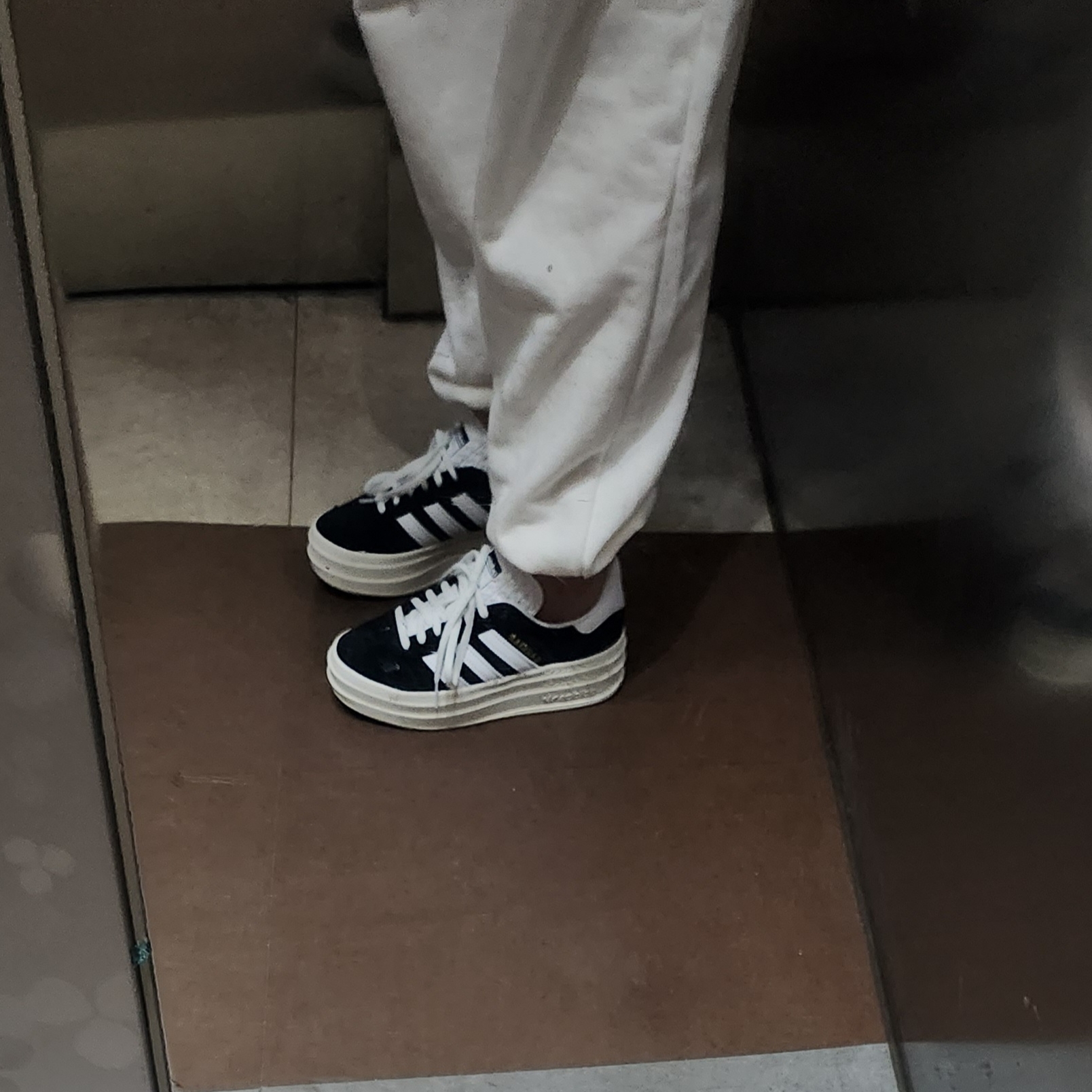 (W) Adidas Gazelle Bold Core Black Cloud White 착용 스타일 - 1
