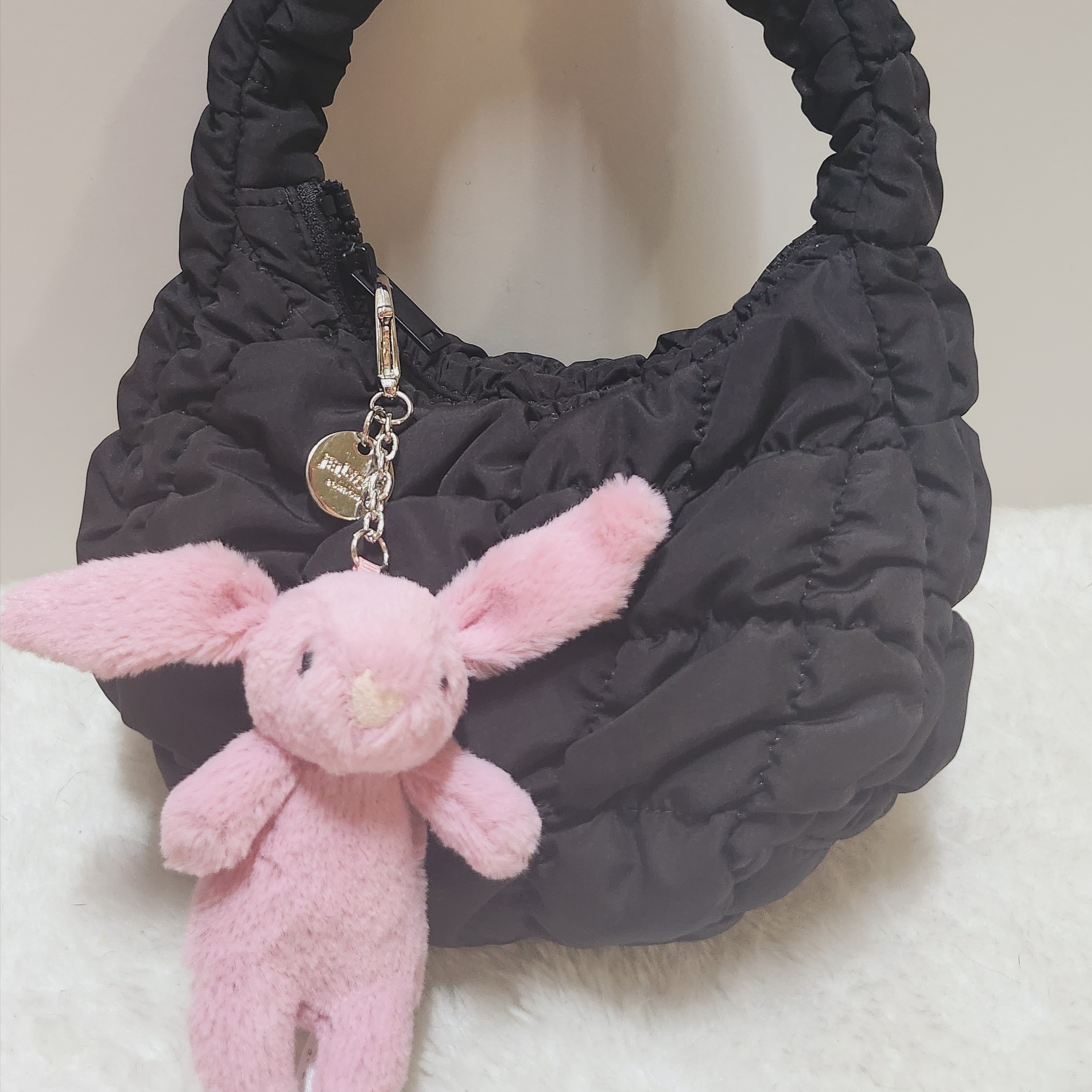 COS Quilted Micro Bag Black, COS Quilted Micro Bag Orange 착용 스타일 - 3