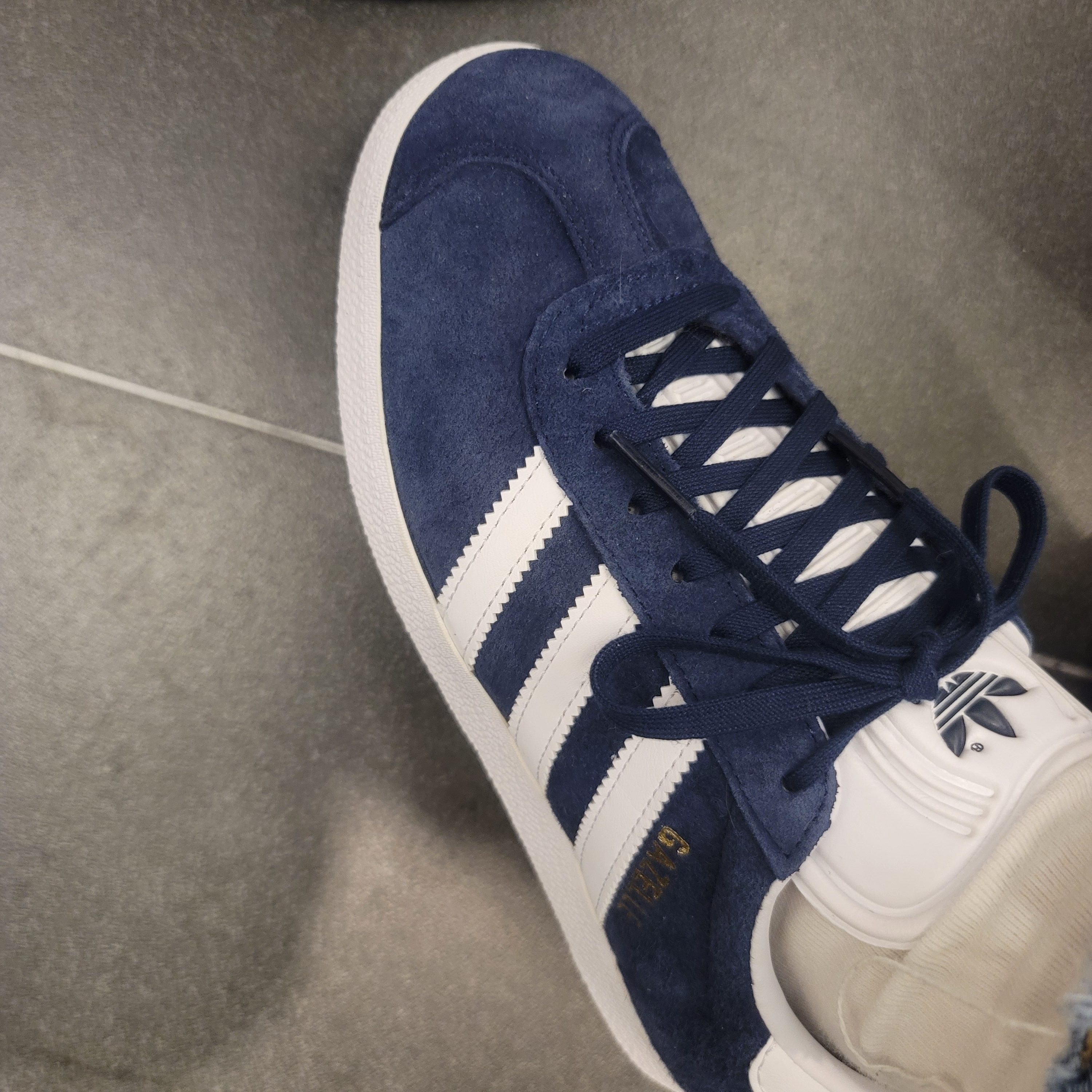 Adidas Gazelle Collegiate Navy 착용 스타일