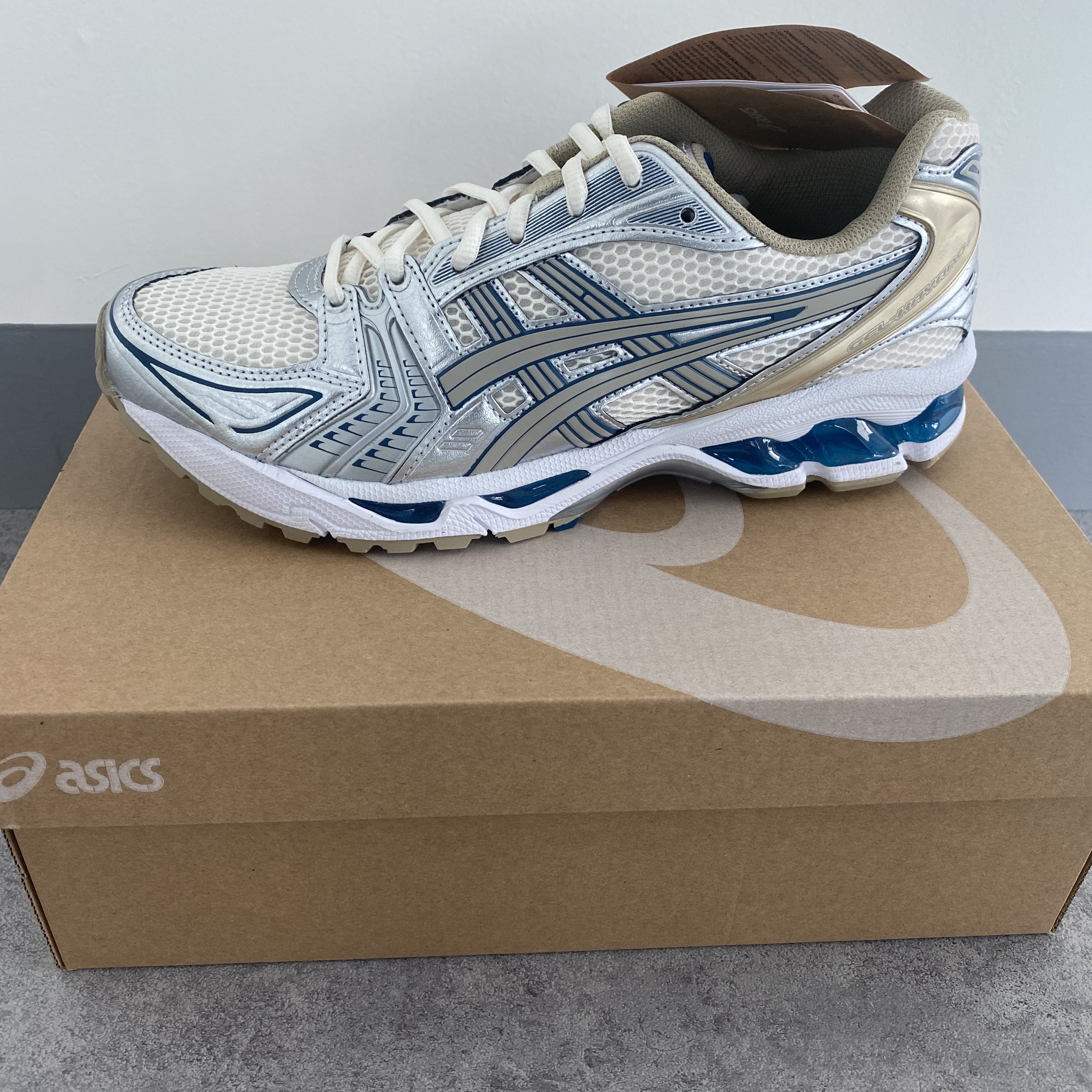 Asics Gel-Kayano 14 Cream Pure Silver 착용 스타일