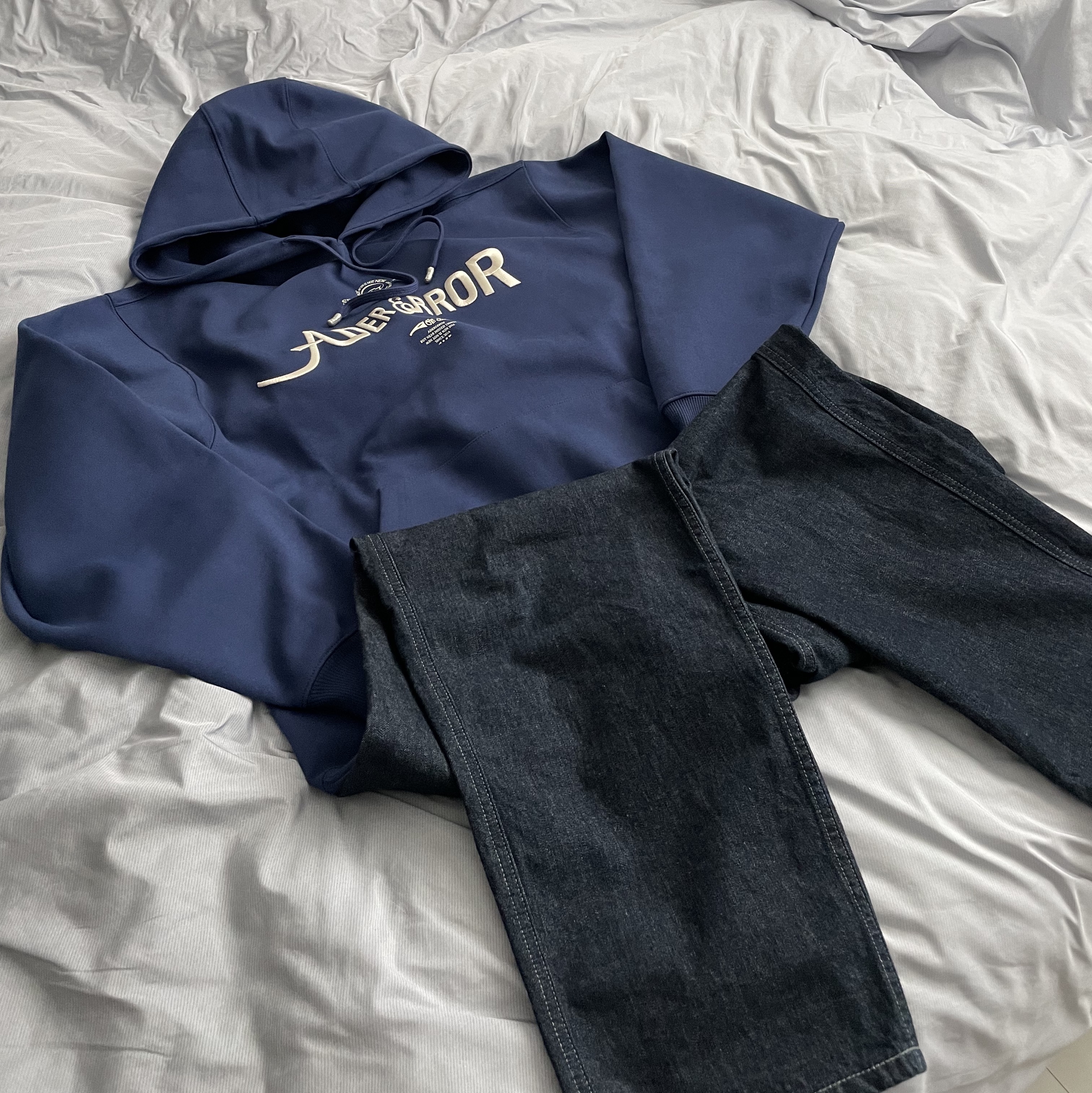 Ader Error Verif Logo Hoodie Navy 착용 스타일