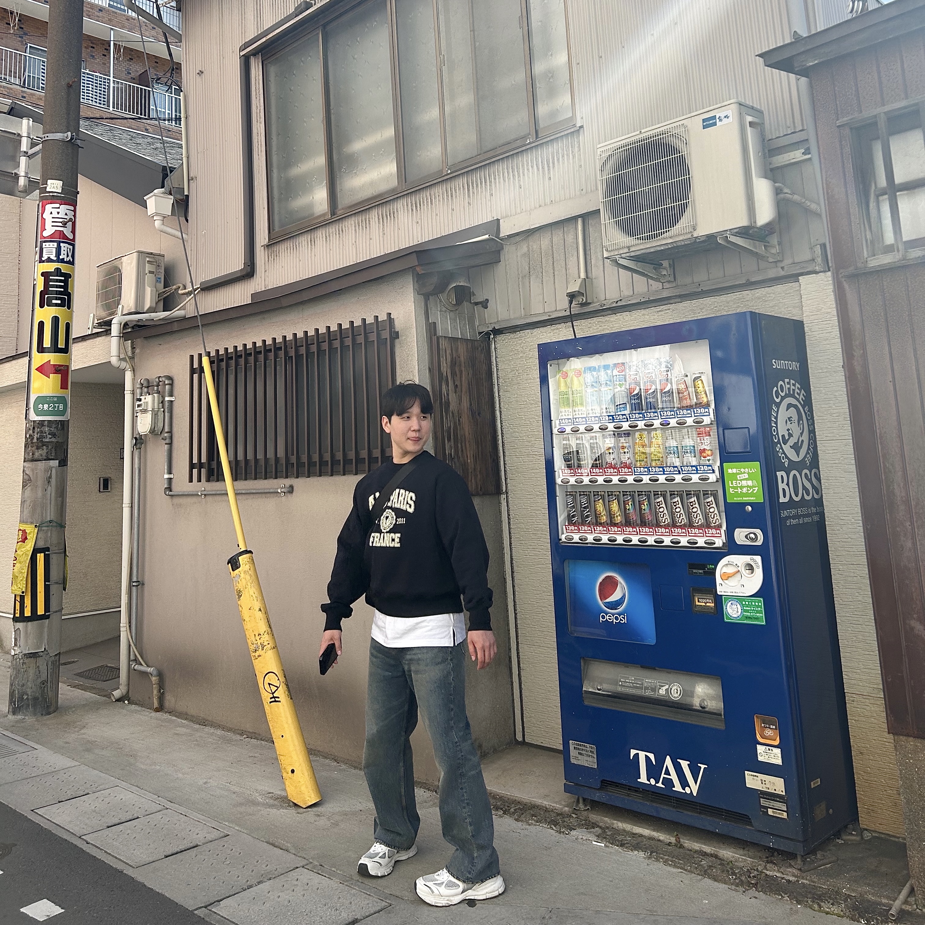 AMI Paris France Sweatshirt Black, Axel Arigato Marathon Runner White Silver 착용 스타일