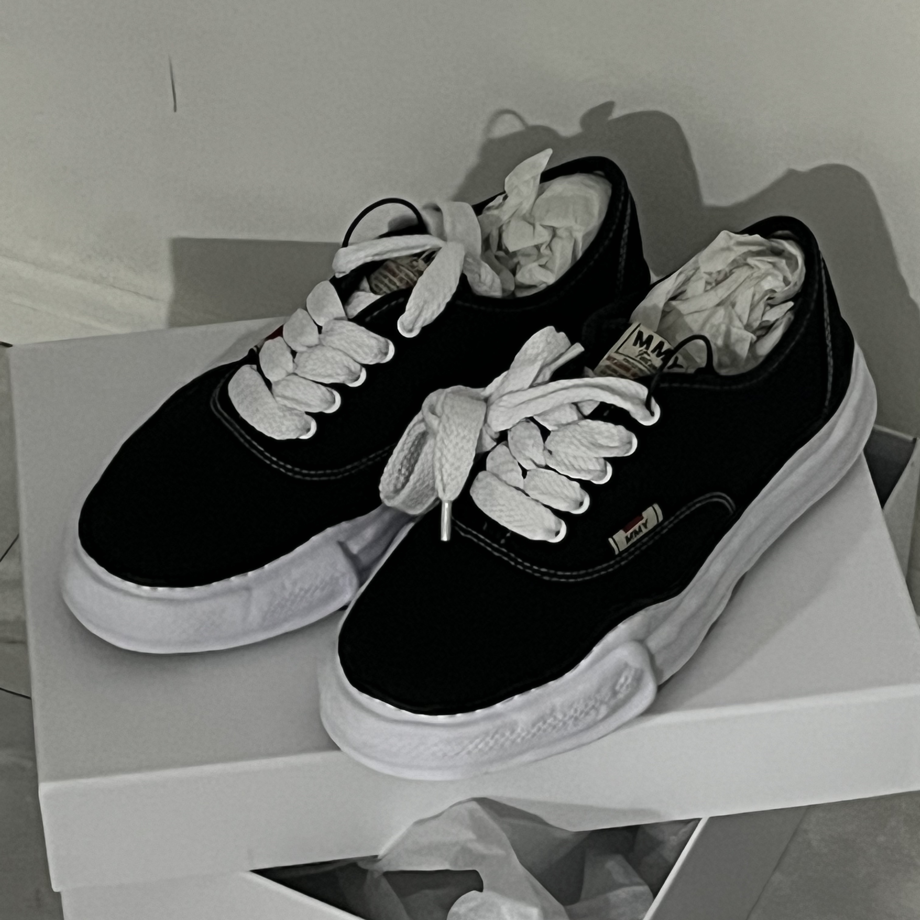Maison Mihara Yasuhiro Baker OG Sole Canvas Low Cut Sneakers Black 착용 스타일 - 3
