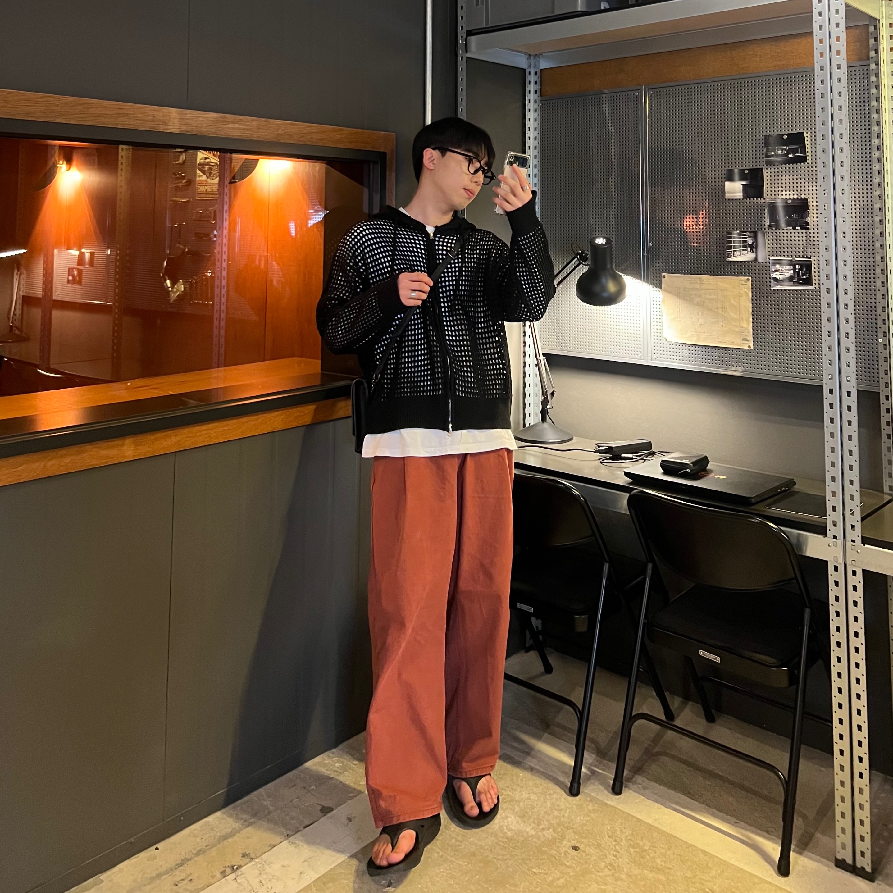 Oofos OOriginal Black 착용 스타일 - 5