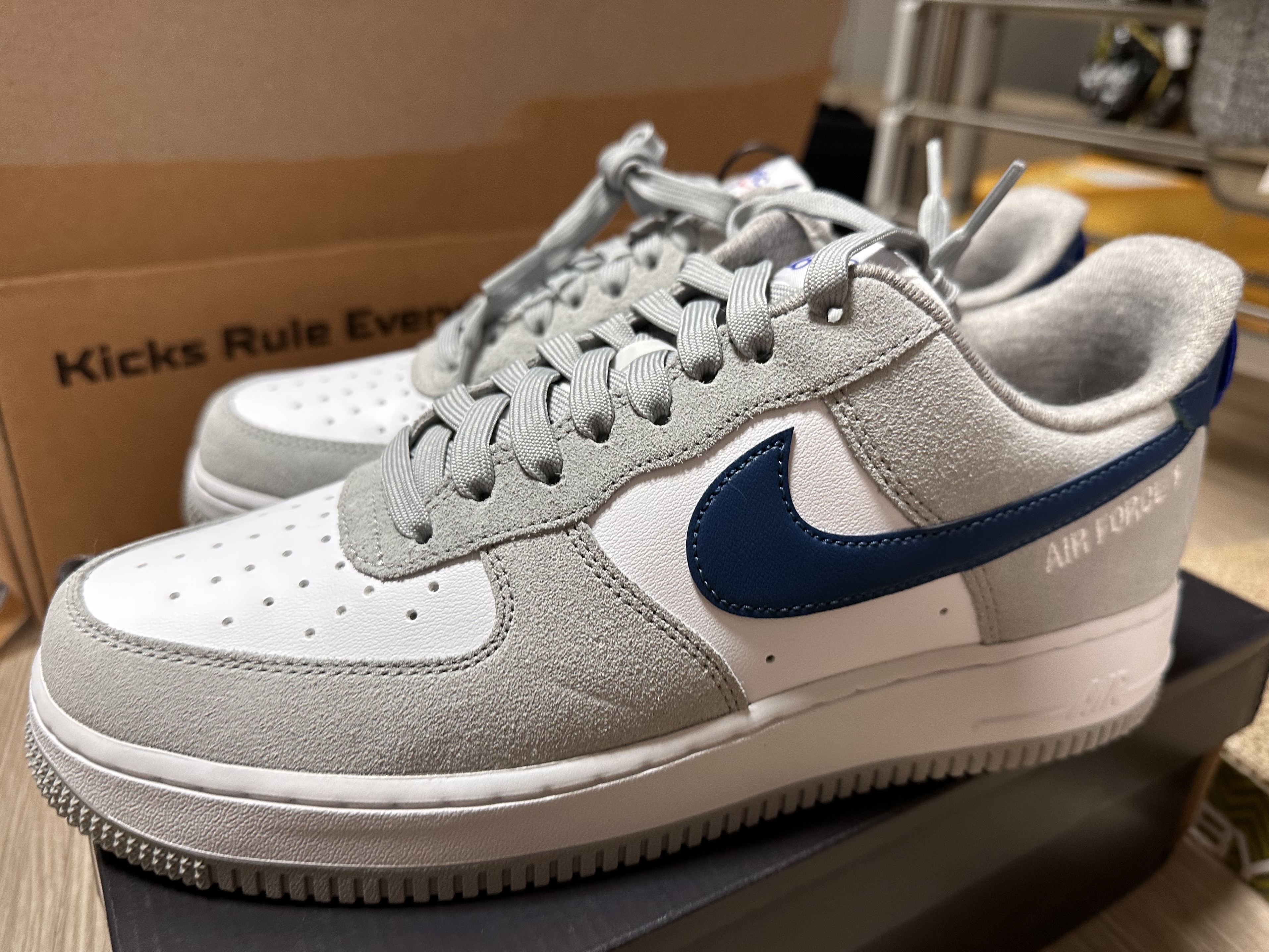 Nike Air Force 1 '07 LV8 Athletic Club Light Smoke Grey Marina 착용 스타일 - 2