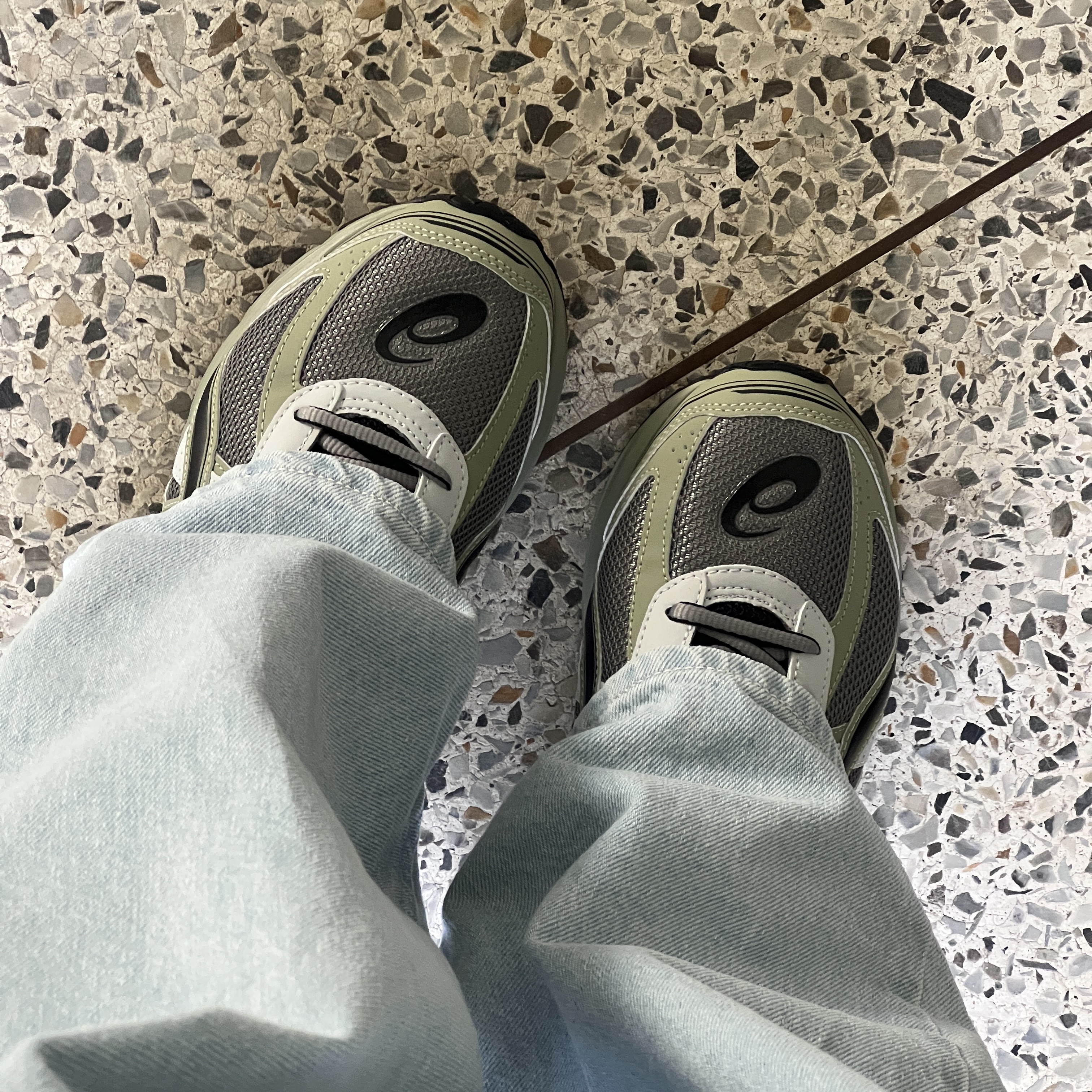 Asics Jog 100 S Sheet Rock - 2E Wide 착용 스타일 - 2
