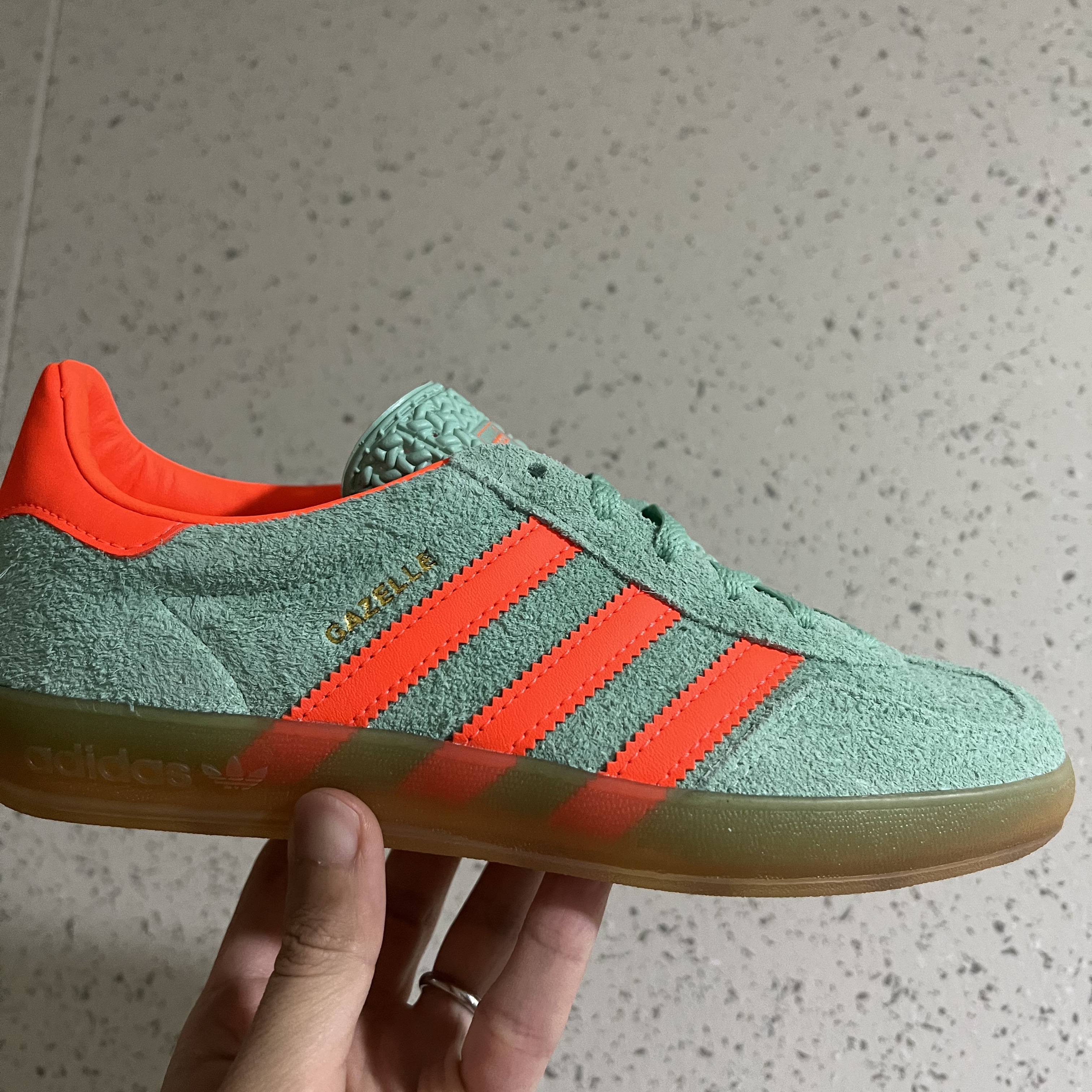 (W) Adidas Gazelle Indoor Pulse Mint Solar Orange 착용 스타일 - 1