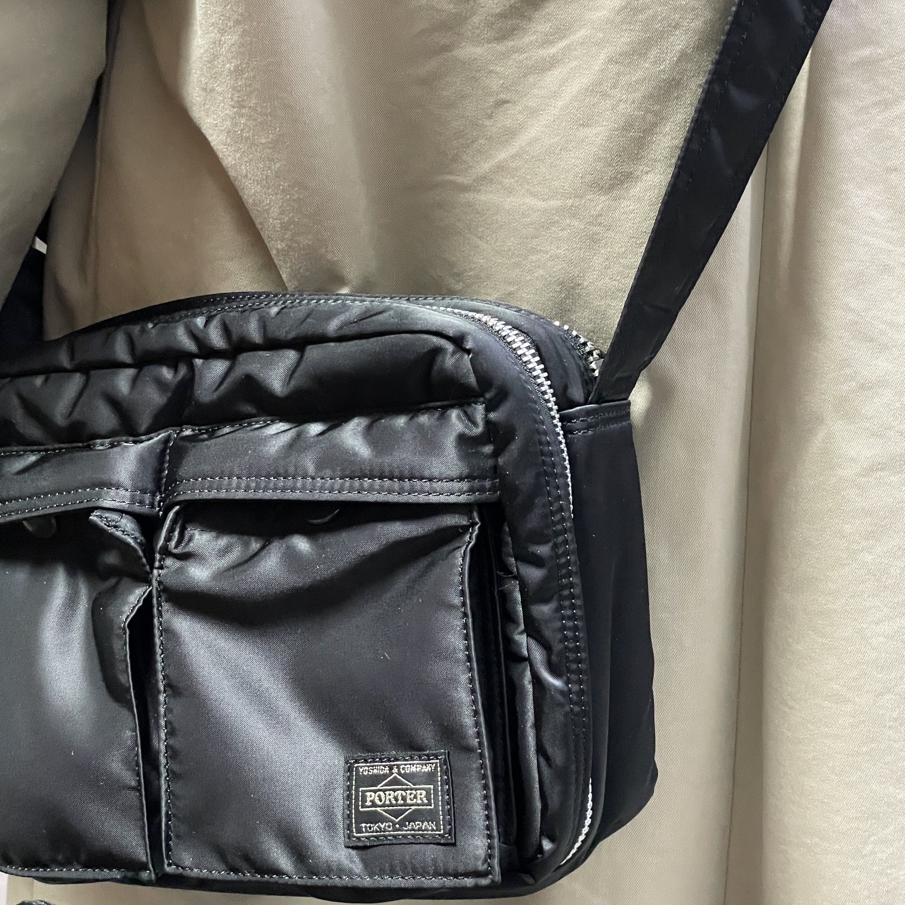 Porter Tanker Shoulder Bag S Black 착용 스타일 - 2