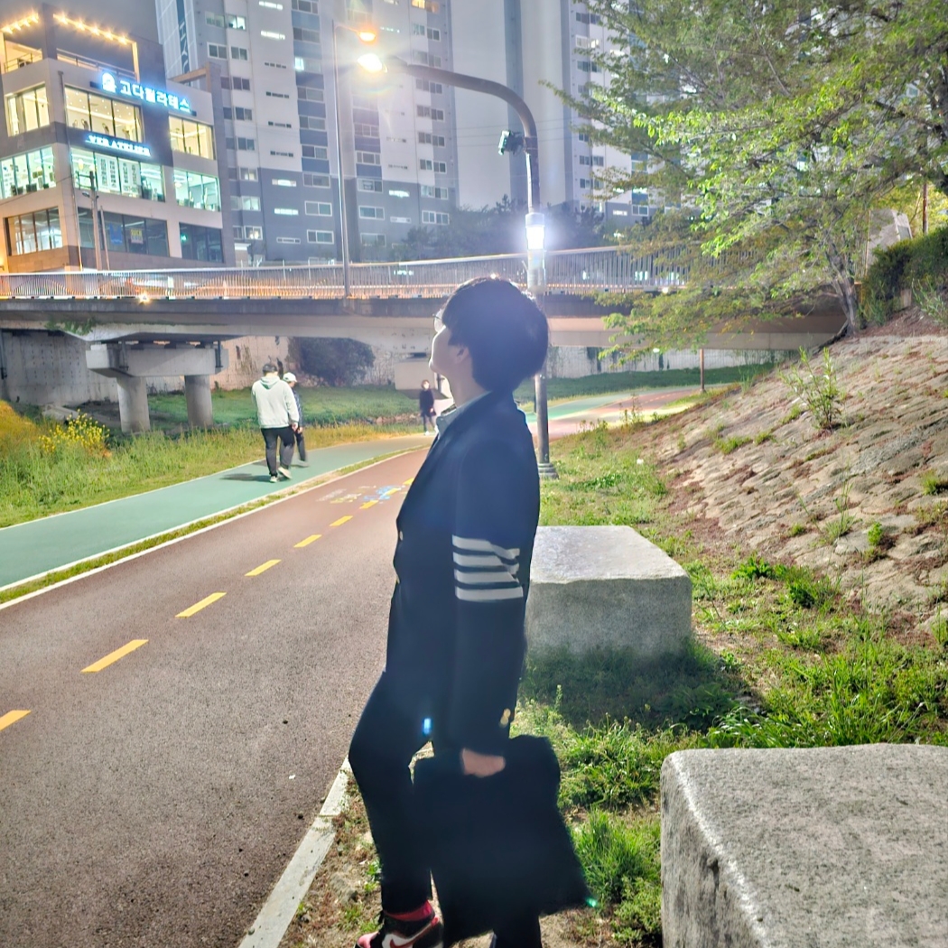 Thom Browne Cotton Suiting Engineered 4-Bar Classic Jacket Navy 착용 스타일