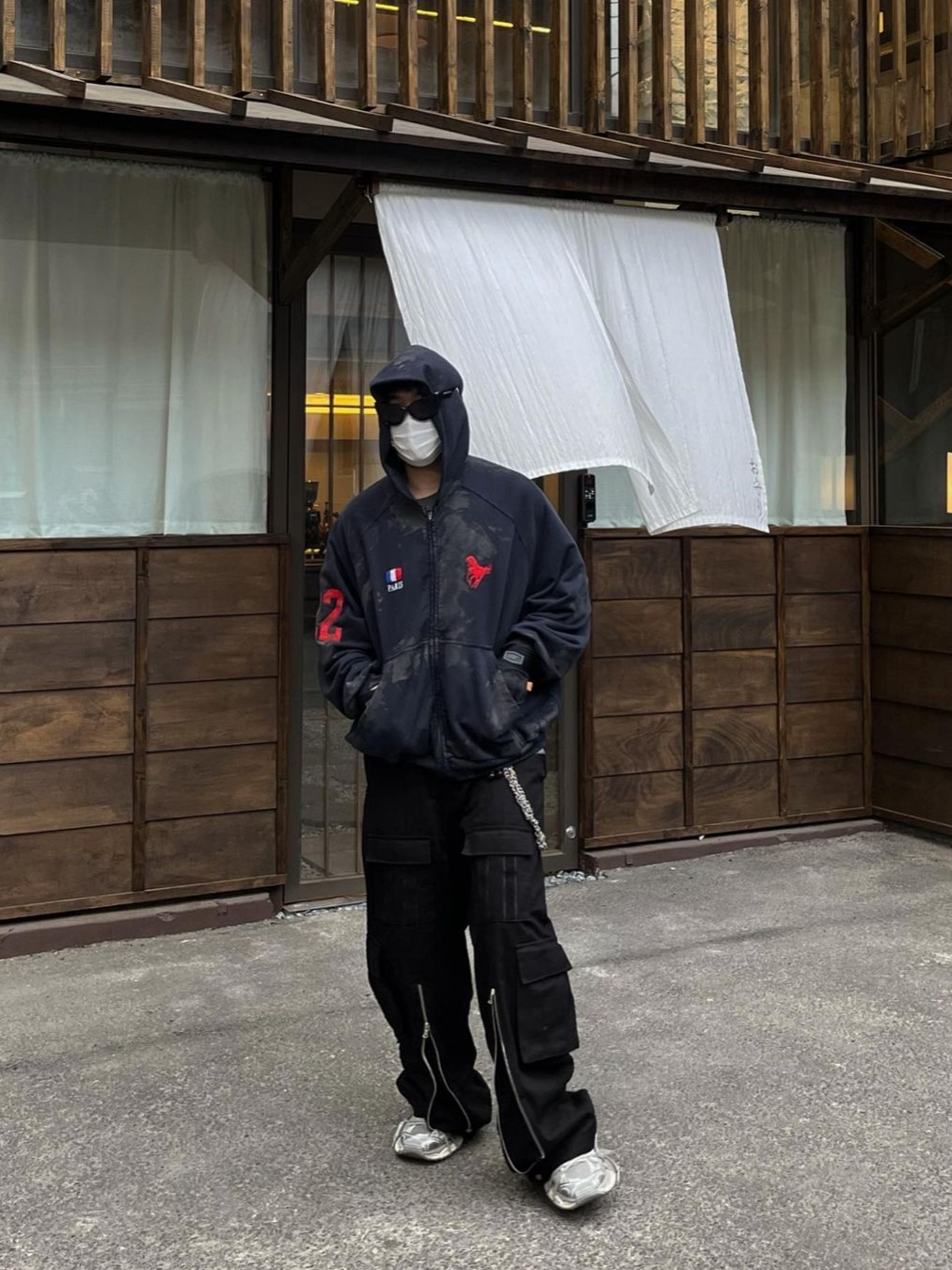 [KREAM 단독] AOP Tetsdo 6 Rail Cargo Pants Black, Balenciaga 3XL Sneakers Light Beige 착용 스타일 - 1