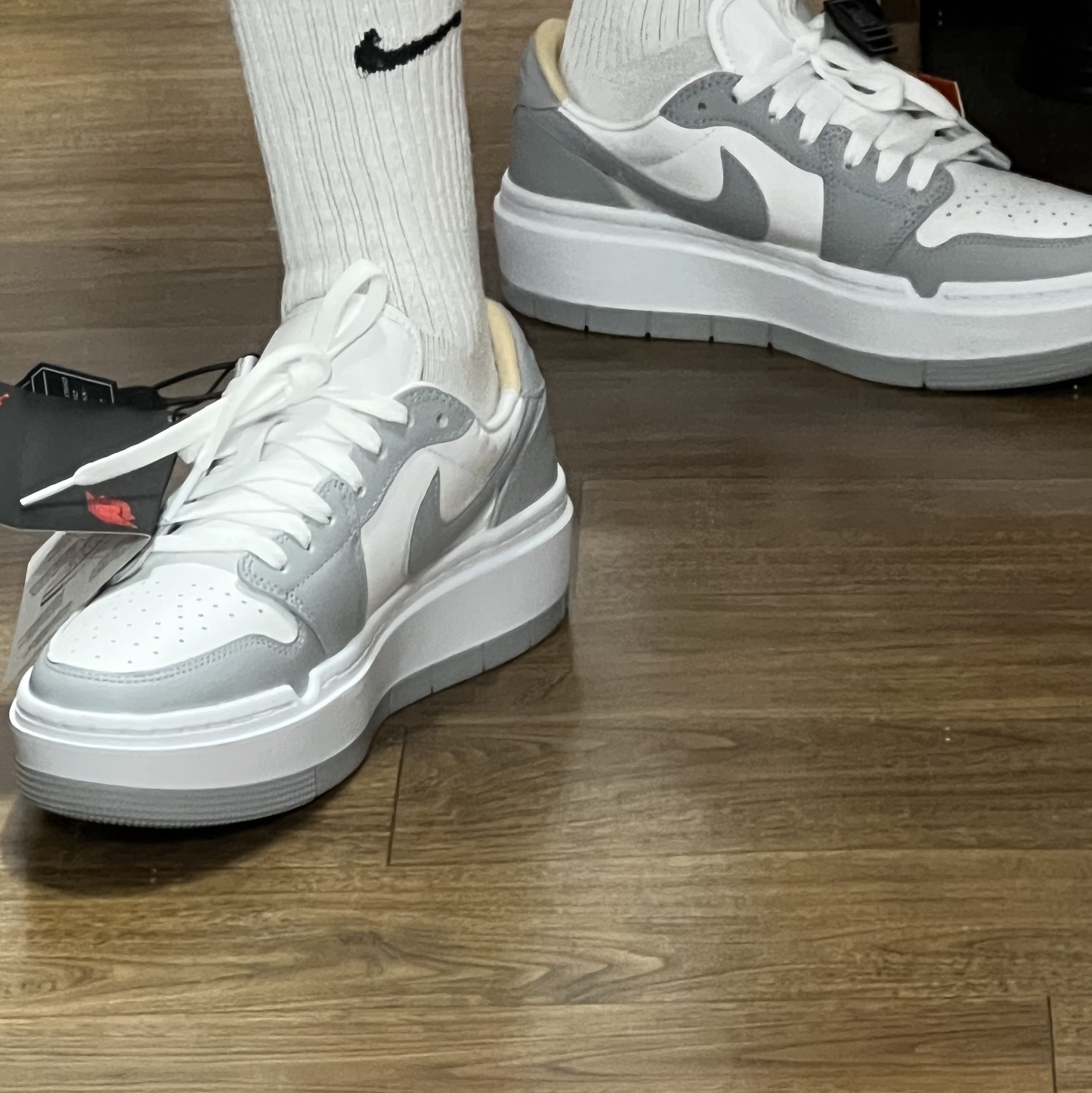 (W) Jordan 1 Elevate Low White and Wolf Grey 착용 스타일 - 2