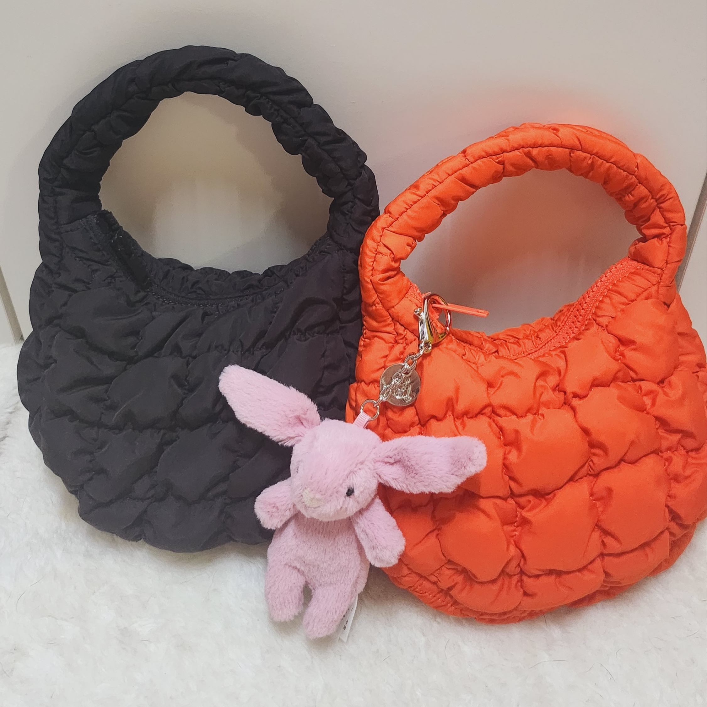 COS Quilted Micro Bag Black, COS Quilted Micro Bag Orange 착용 스타일 - 1