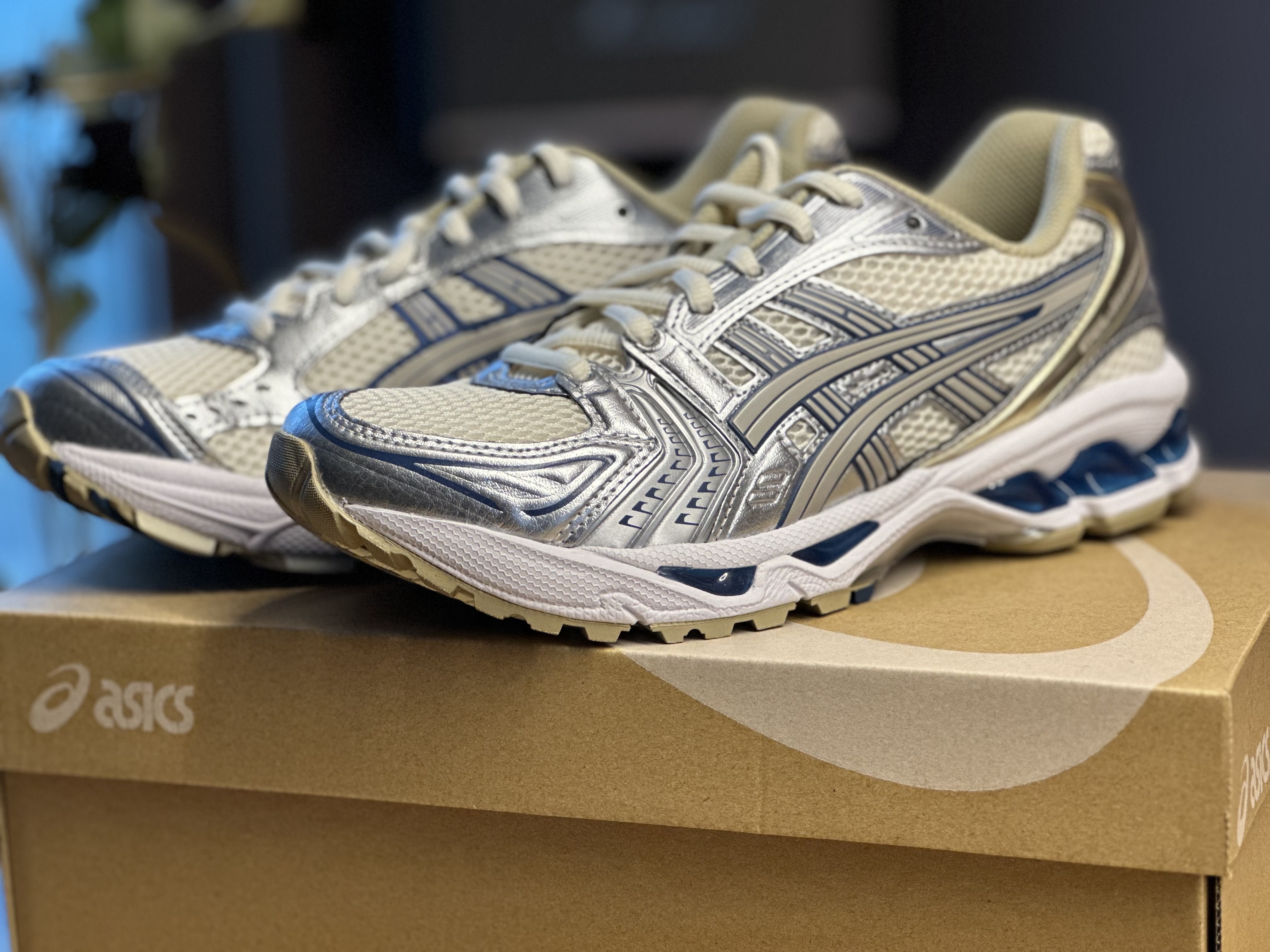 Asics Gel-Kayano 14 Cream Pure Silver 착용 스타일 - 2