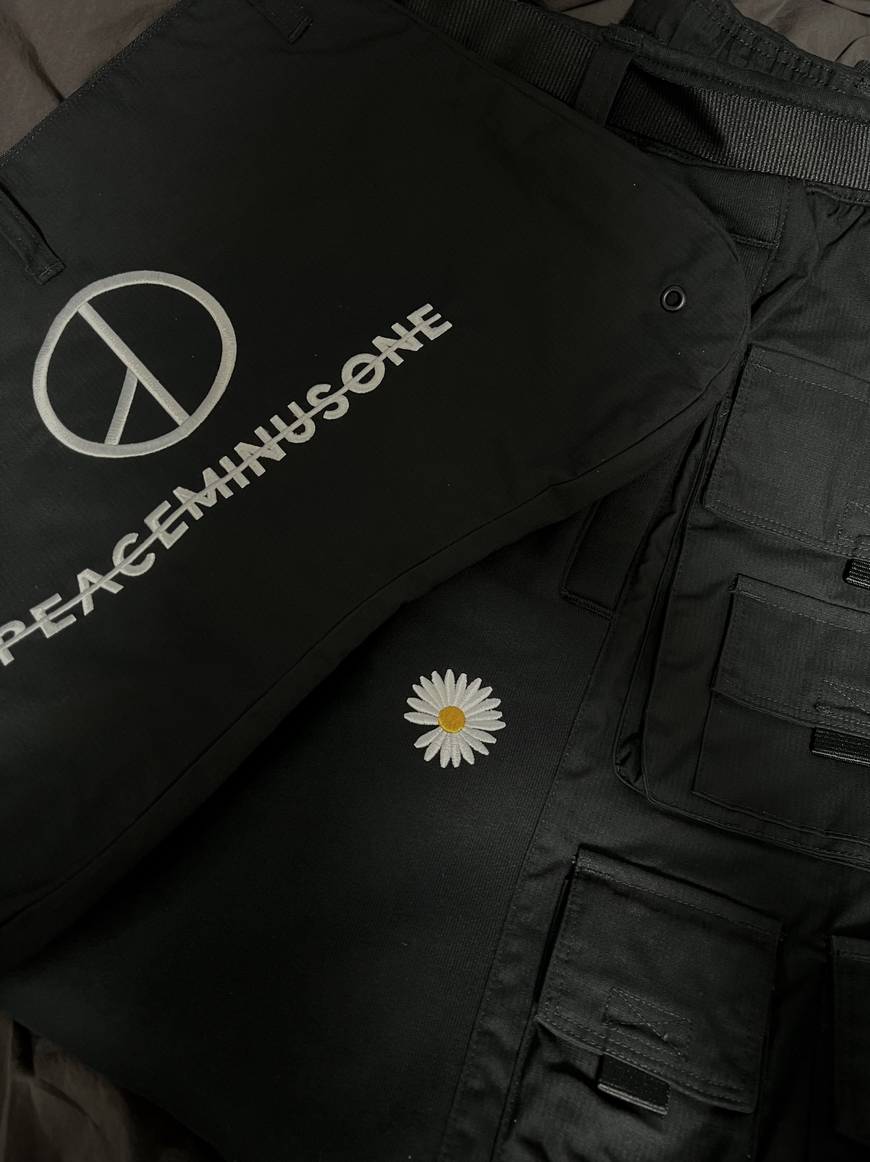 Nike x Peaceminusone Wide Pants Black (DR0096-010) 착용 스타일 - 2