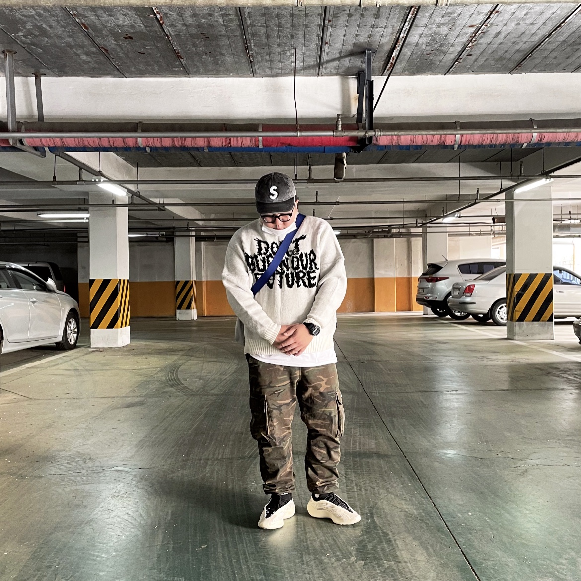 Adidas Yeezy 700 V3 Azael 2022/2023, Supreme Pigment Print S Logo 6-Panel Indigo - 22FW 착용 스타일