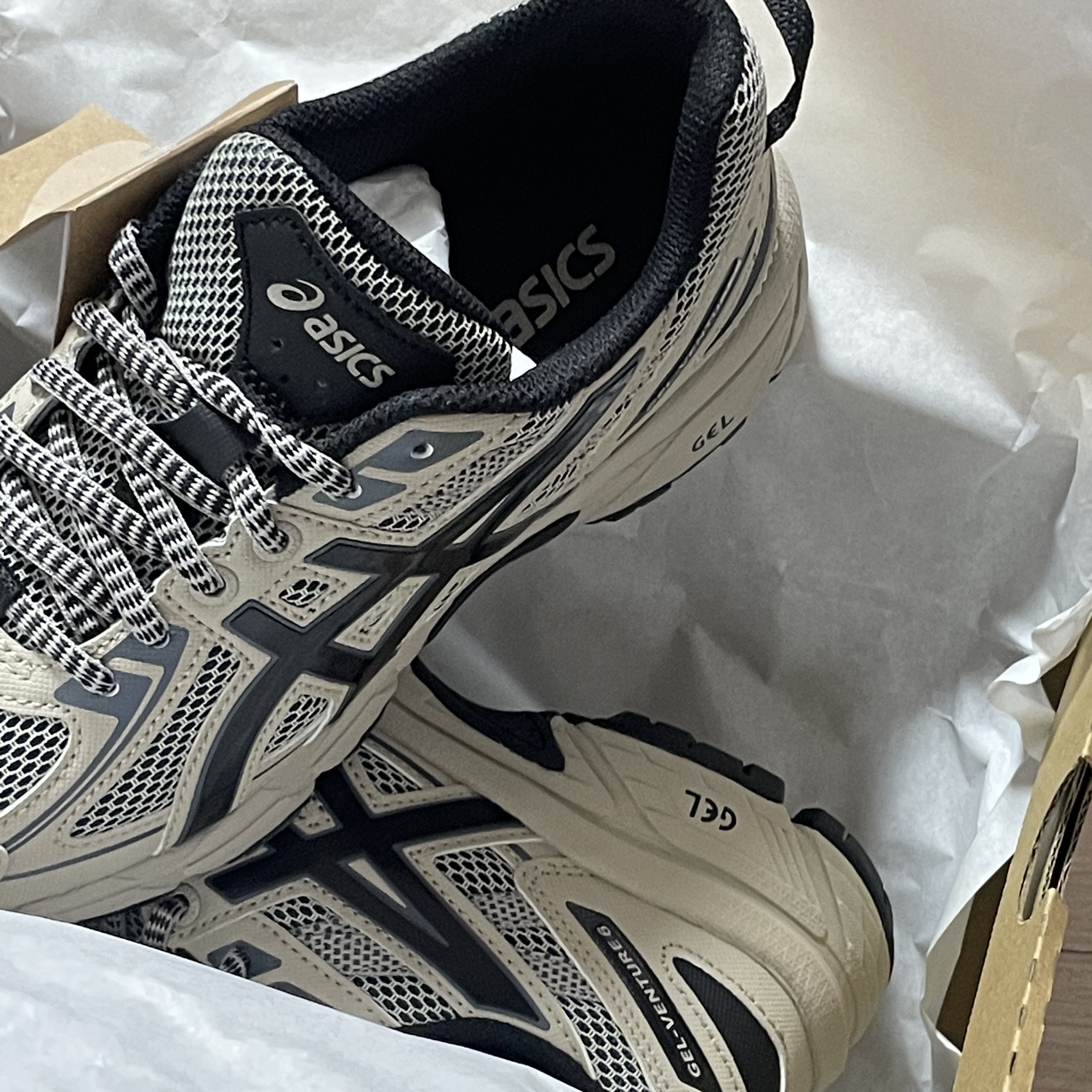 Asics Gel-Venture 6 Feather Grey Black 착용 스타일 - 2