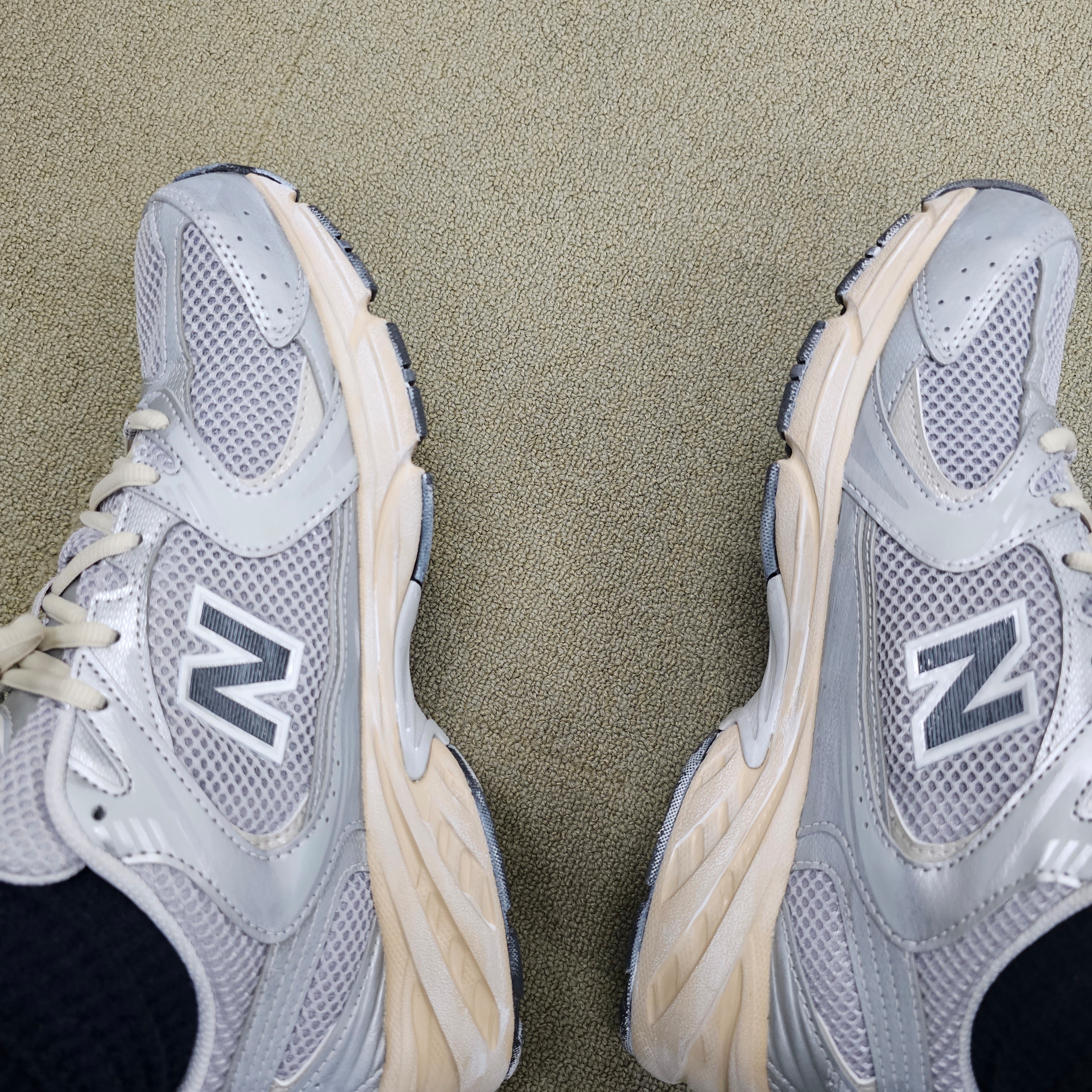 New Balance 530 Vintage Metallic Silver 착용 스타일