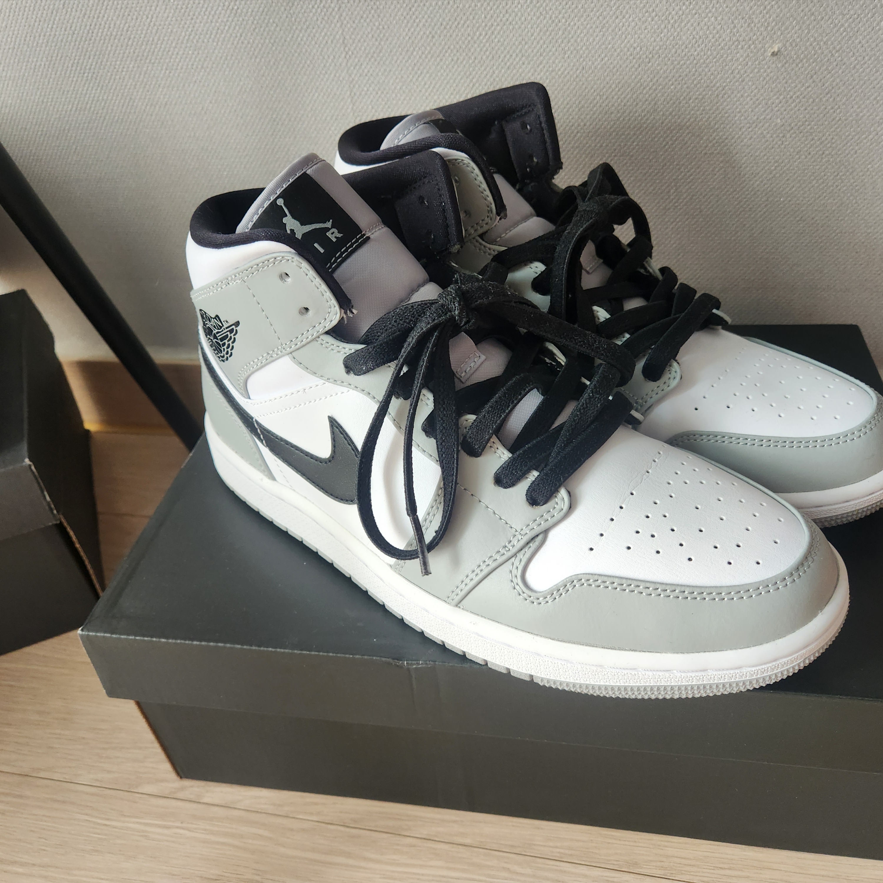 Jordan 1 Mid Light Smoke Grey 착용 스타일