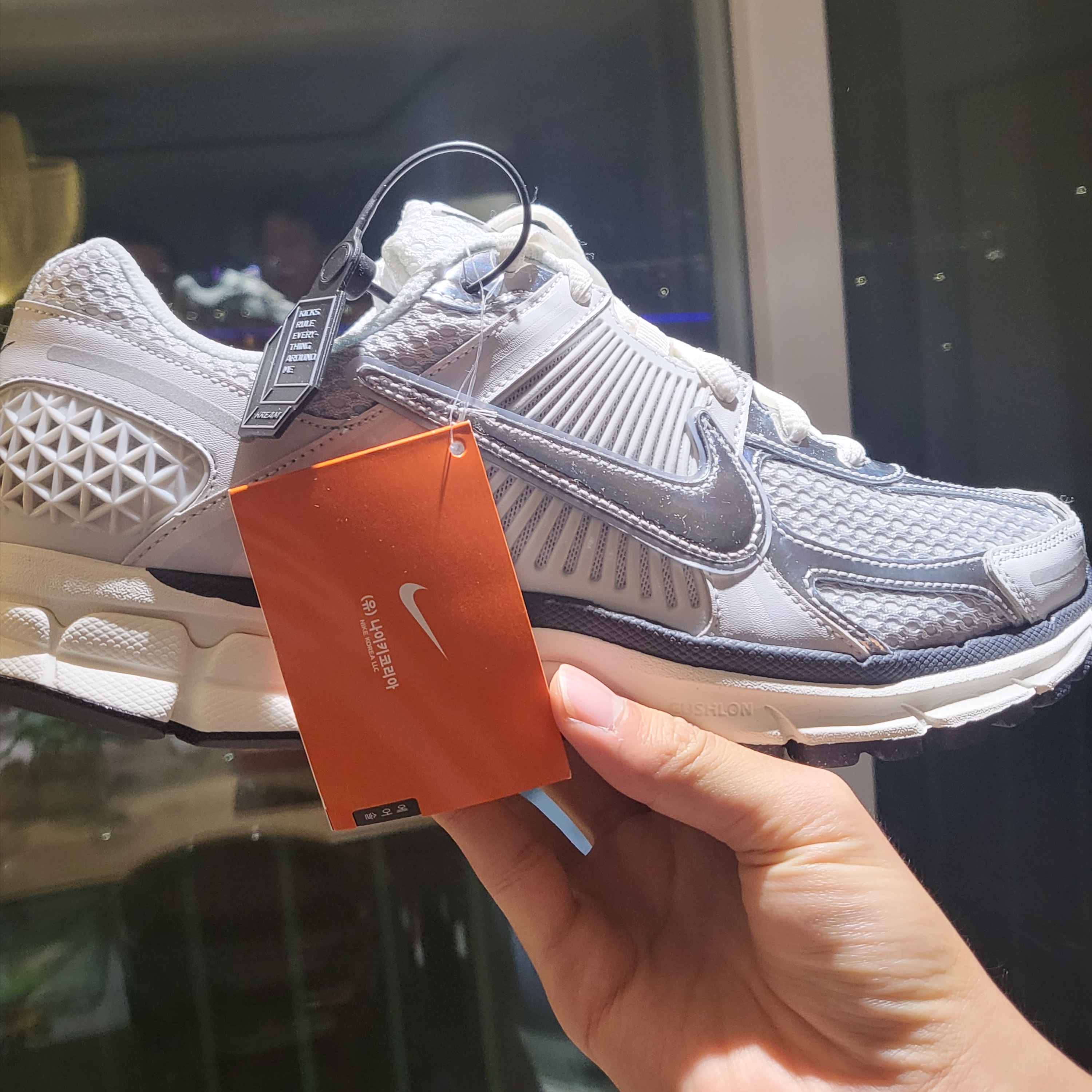 (W) Nike Zoom Vomero 5 Photon Dust and Metallic Silver 착용 스타일 - 2