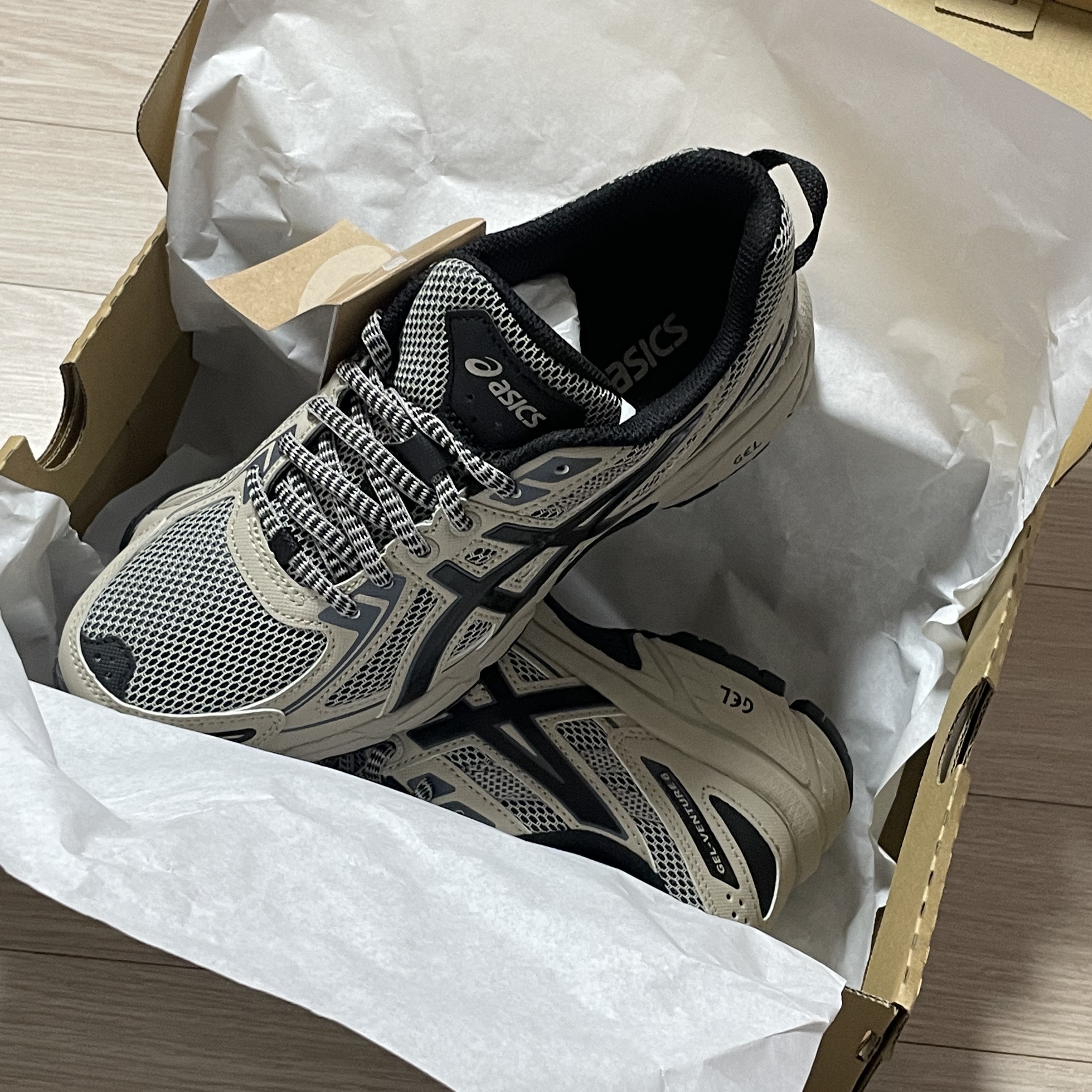 Asics Gel-Venture 6 Feather Grey Black 착용 스타일 - 1