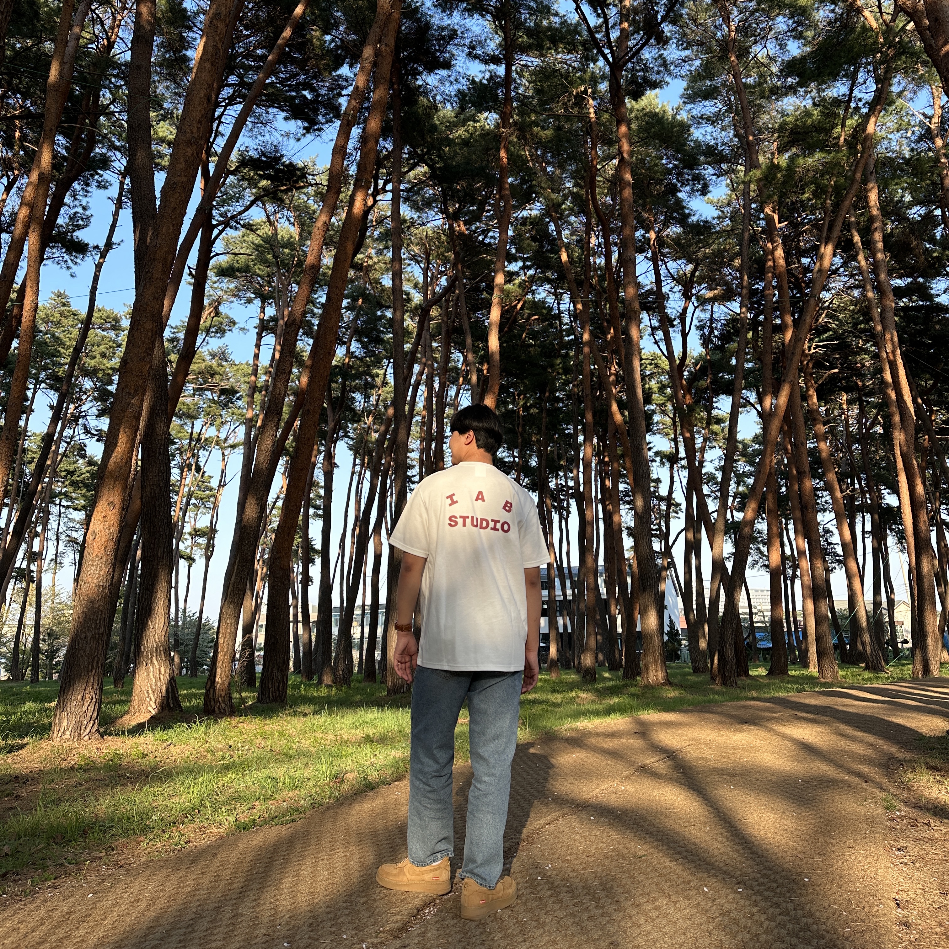 IAB Studio T-Shirt White Burgundy 착용 스타일