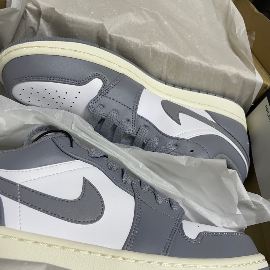 Jordan 1 Low Stealth and White 착용 스타일
