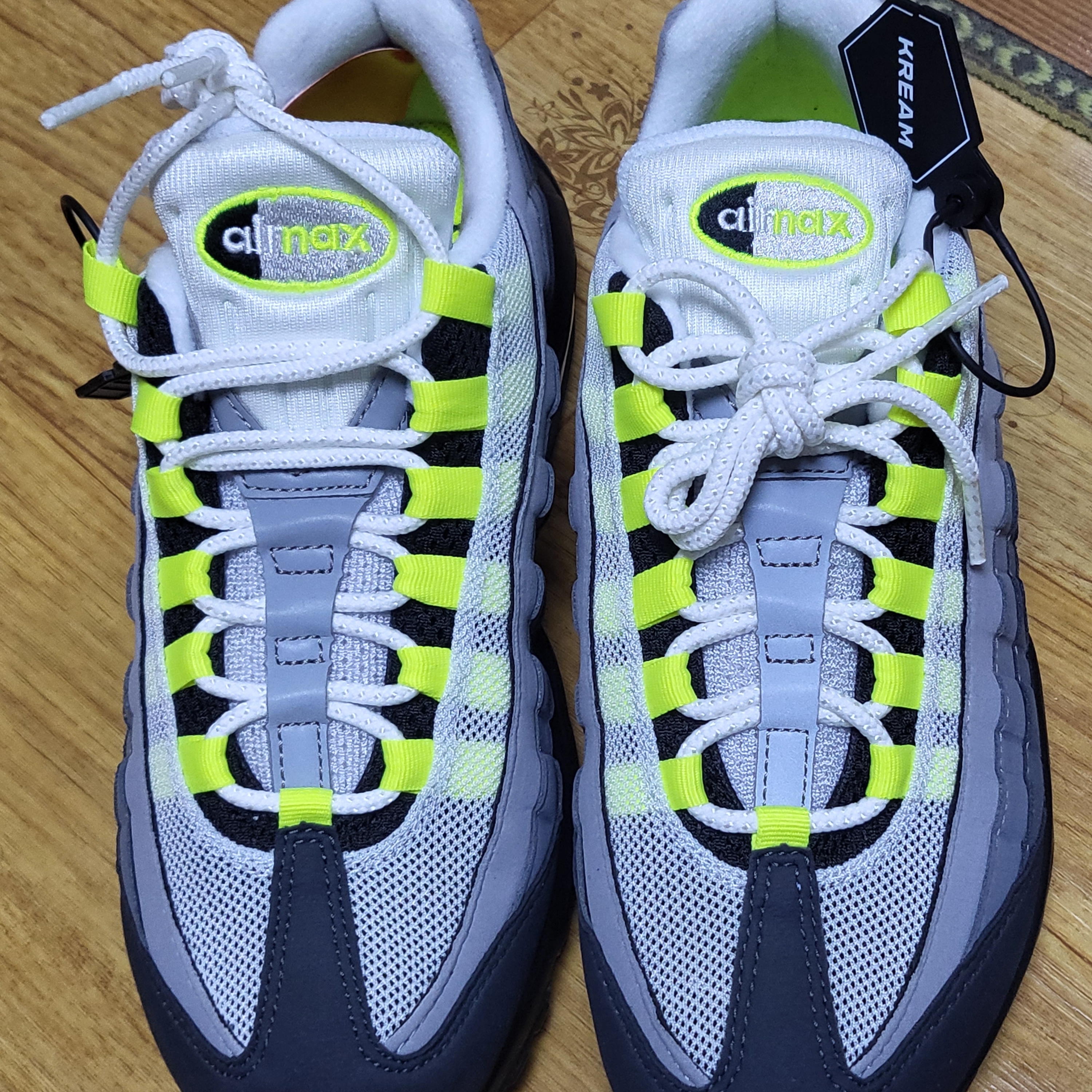 Nike Air Max 95 OG Neon Yellow 2020 착용 스타일 - 2