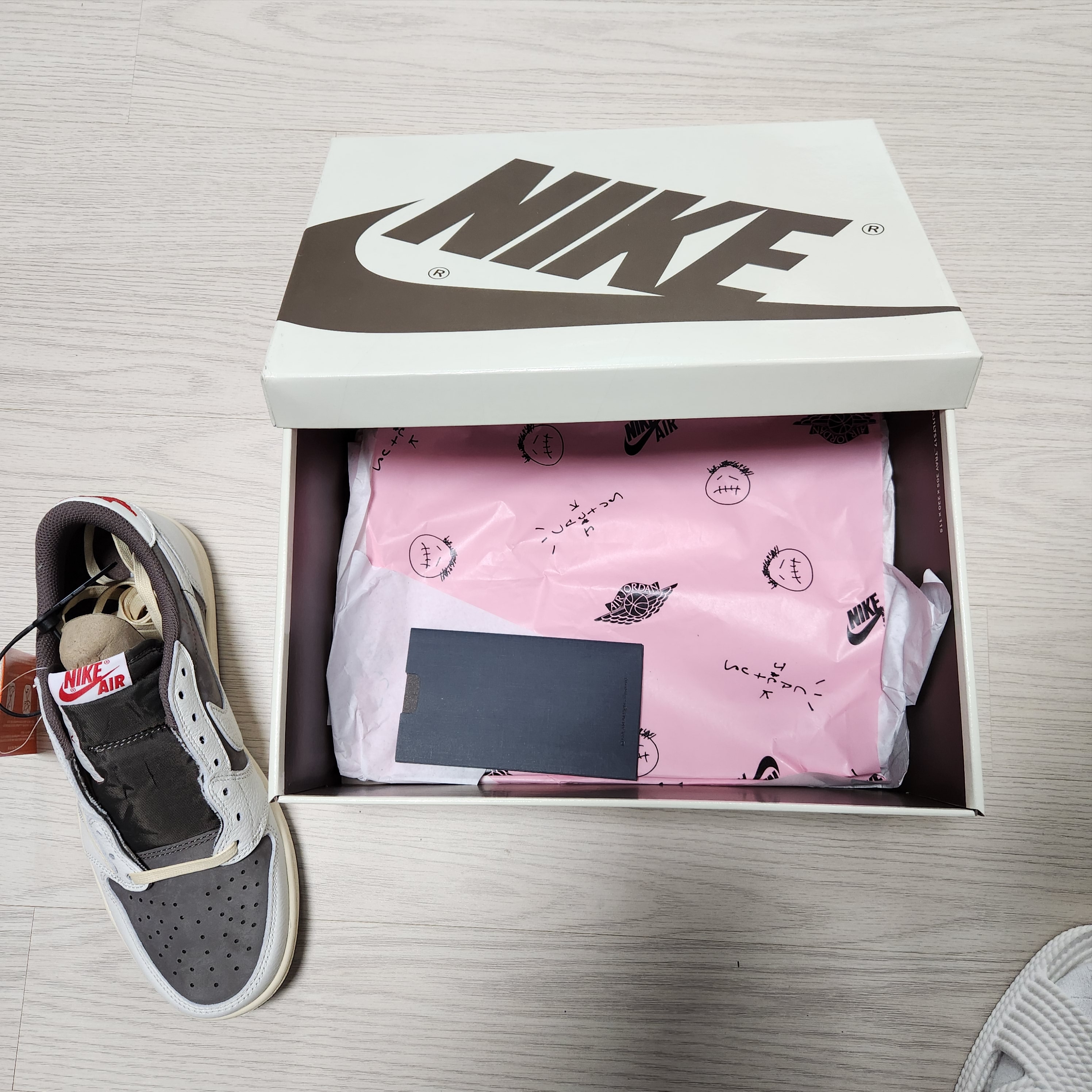 Jordan 1 x Travis Scott Retro Low OG SP Sail and Ridgerock 착용 스타일 - 5