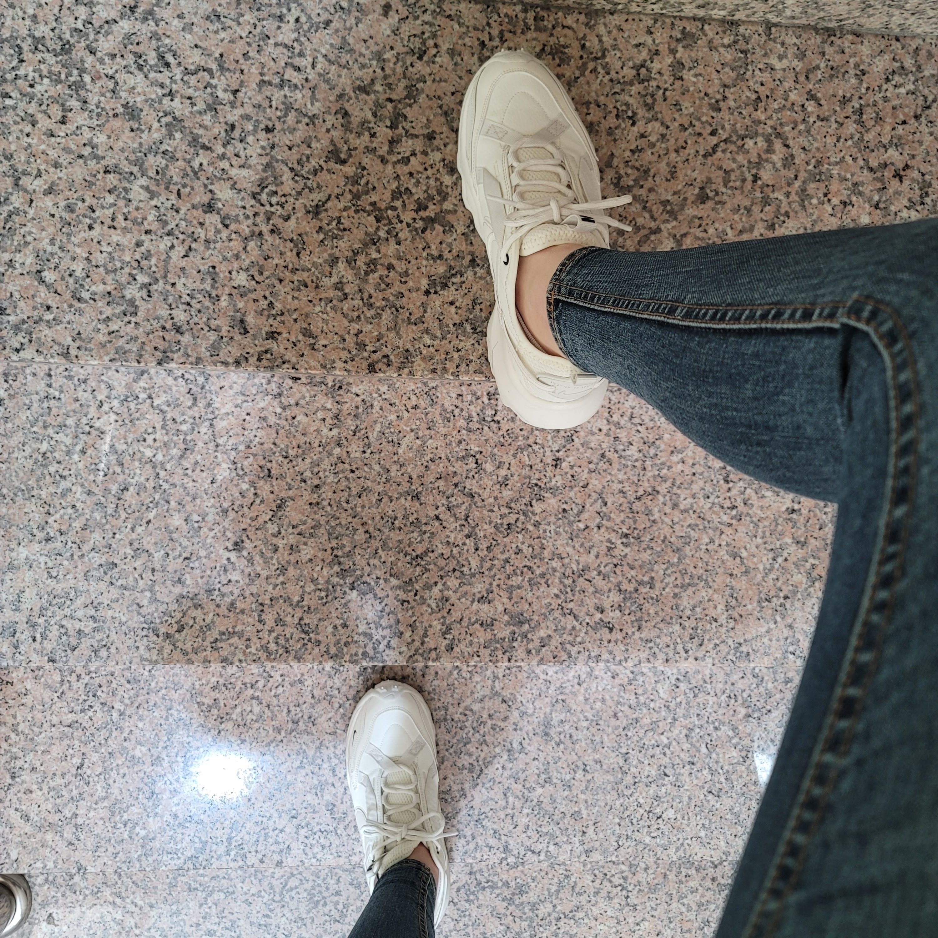 (W) Nike TC 7900 Summit White 착용 스타일